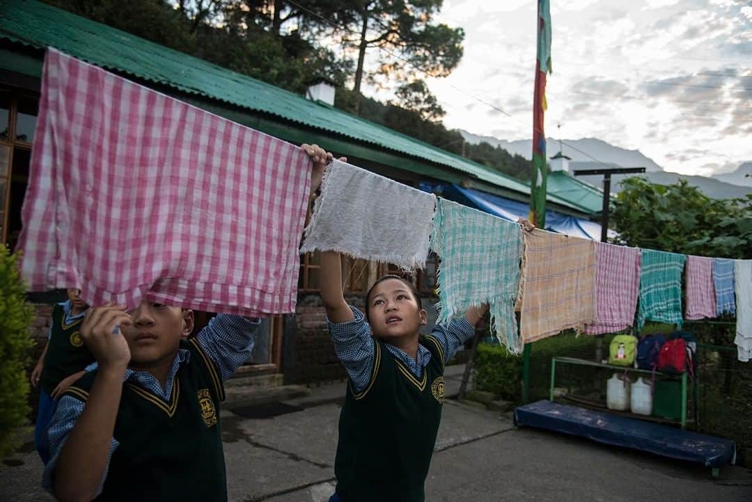 ナショナルジオグラフィックさんのインスタグラム写真 - (ナショナルジオグラフィックInstagram)「Photo by Saumya Khandelwal @khandelwal_saumya | Students perform daily chores at Tibetan Children's Village in Dharamshala, India. Follow me on @khandelwal_saumya for stories of people and cultures.」3月19日 11時34分 - natgeo