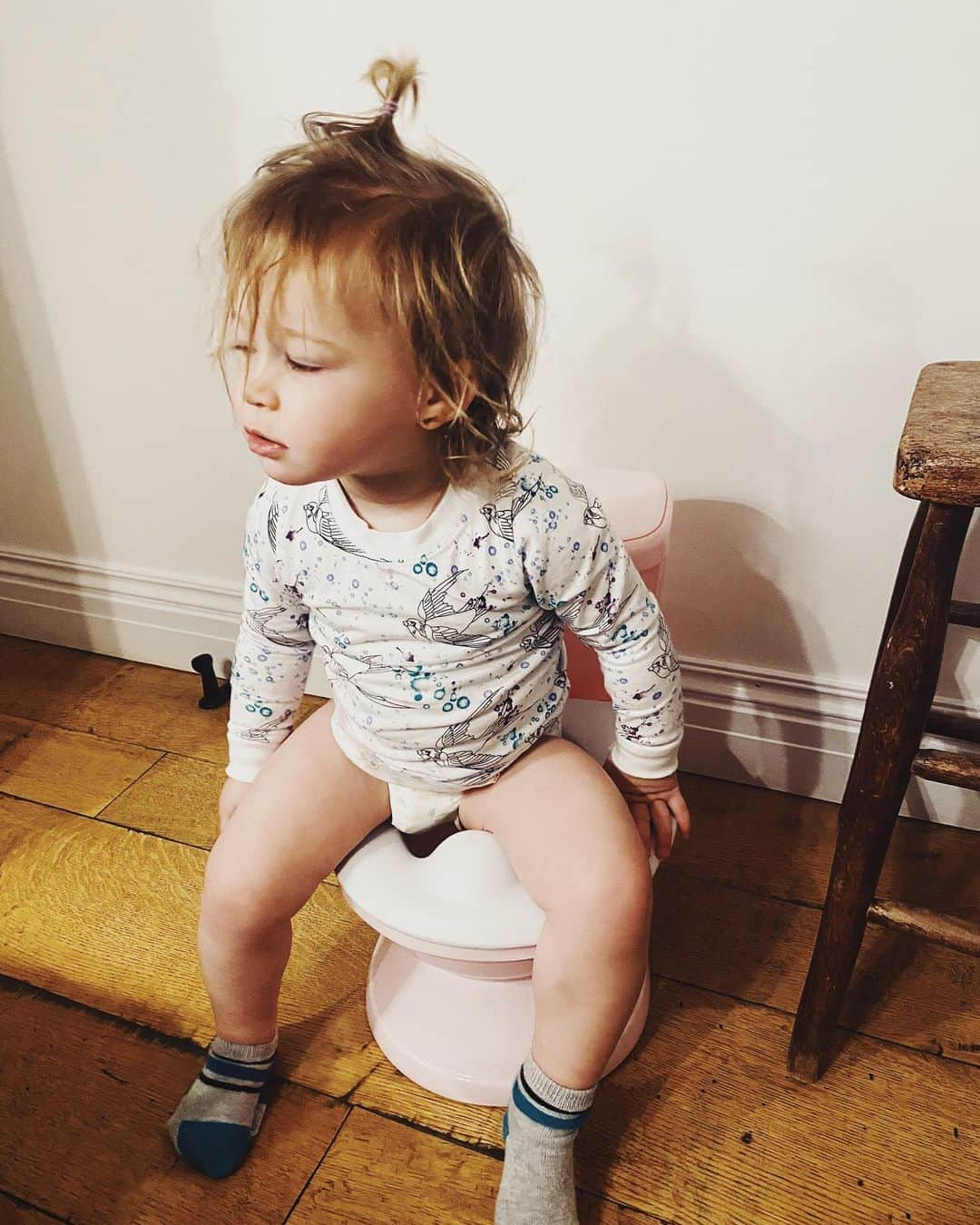 ヒラリー・ダフさんのインスタグラム写真 - (ヒラリー・ダフInstagram)「Girl we gotta take that @happylittlecamperbaby off before we try that potty out .....」3月19日 11時44分 - hilaryduff