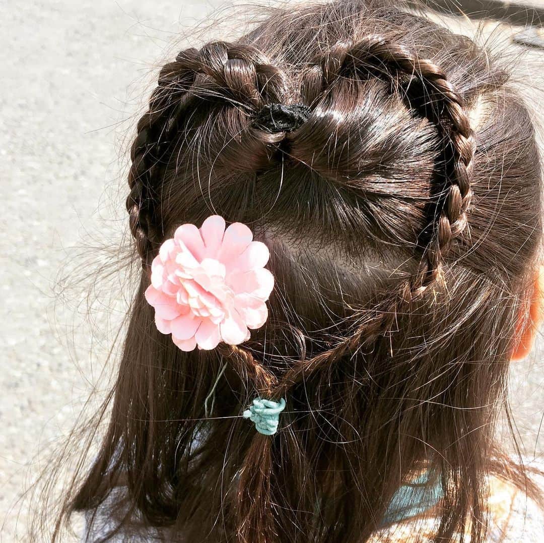 平野由実さんのインスタグラム写真 - (平野由実Instagram)「友だちにお花をつけてもらいました🌸 ** 娘の卒園式。 ハートの髪型がご希望だったので、娘が選んだゴムで仕上げました！！ 無事に卒園式を迎えられて良かった。 次は、入学式。 無事に迎えられますように。。。 ** #ハートの髪型 #卒園式 #ヘアアレンジ」3月19日 11時38分 - yumi_hiranoo