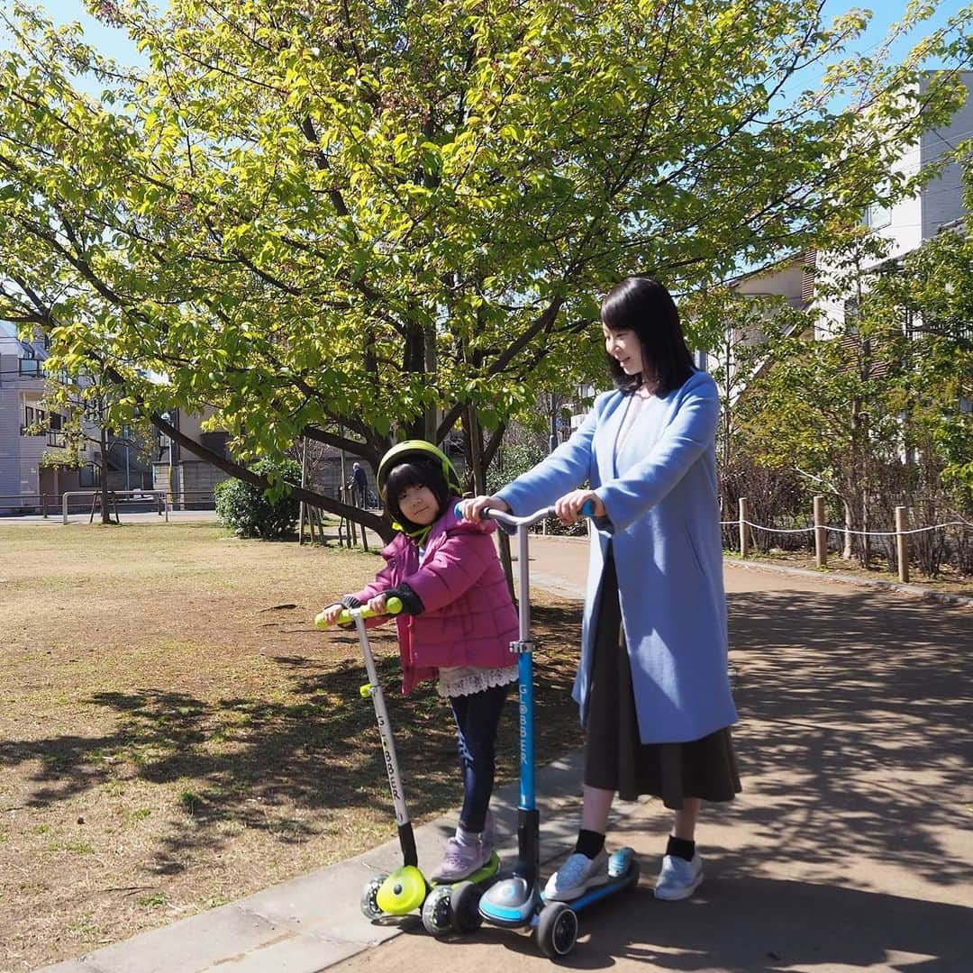 Kuboi Ayumiさんのインスタグラム写真 - (Kuboi AyumiInstagram)「ちょっとずつ桜も咲いてきましたね。﻿ ﻿ 家で過ごす時間が増えているのですが、やっぱり身体を動かすことが好きな娘たちなので﻿ 天気の良い日は家族で公園へ！﻿ ﻿ 親子で最近はまっているのは、GLOBBERの三輪キックスクーター。﻿ ﻿ 「ULTIMUM」は5才から100kgまで使えるので、大人も子どもも乗れちゃいます。﻿ 持ち手の高さを6段階まで調整できるんですよ。﻿ 「Primo Foldable Light」は3才～50㎏まで使えるのですが、ハンドルは3段階の調整ができるので8歳くらいまでは使えそう。﻿ 走っていると車輪がキラキラ光るので娘たちは「見て見て～！」と喜んで走っています。﻿ ﻿ 桜を横目で見ながら、公園を何周もして楽しそうでした。﻿ ﻿ バランス感覚や足腰もしっかり鍛えられるので、運動不足解消にもぴったり。﻿ 見た目はおしゃれでスタイリッシュですし﻿ 工具を使わないで簡単に折りたたむことができるので、﻿ コンパクトで持ち運びや収納しやすのもお気に入りポイントです。﻿ ﻿ ﻿ ﻿ ﻿ #お花見 #桜 #sakura #dadway #ダッドウェイ #外遊び大好き #女の子ママ #休園中の過ごし方　#休校中の過ごし方 #こどものいる暮らし #ママノワ　@mamano.wa 　#GLOBBER　@globberjapan　#グロッバー」3月19日 11時40分 - himekagami