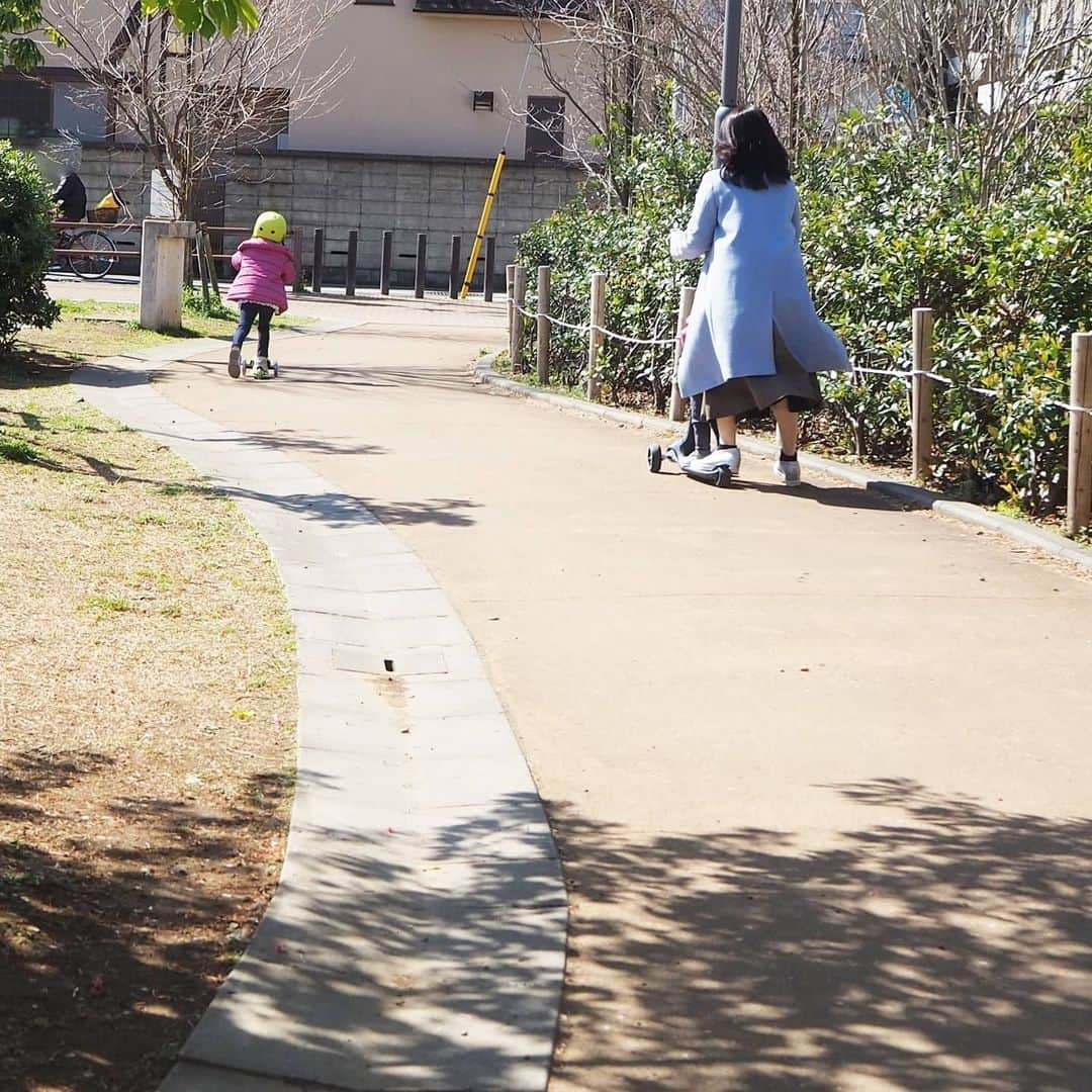 Kuboi Ayumiさんのインスタグラム写真 - (Kuboi AyumiInstagram)「ちょっとずつ桜も咲いてきましたね。﻿ ﻿ 家で過ごす時間が増えているのですが、やっぱり身体を動かすことが好きな娘たちなので﻿ 天気の良い日は家族で公園へ！﻿ ﻿ 親子で最近はまっているのは、GLOBBERの三輪キックスクーター。﻿ ﻿ 「ULTIMUM」は5才から100kgまで使えるので、大人も子どもも乗れちゃいます。﻿ 持ち手の高さを6段階まで調整できるんですよ。﻿ 「Primo Foldable Light」は3才～50㎏まで使えるのですが、ハンドルは3段階の調整ができるので8歳くらいまでは使えそう。﻿ 走っていると車輪がキラキラ光るので娘たちは「見て見て～！」と喜んで走っています。﻿ ﻿ 桜を横目で見ながら、公園を何周もして楽しそうでした。﻿ ﻿ バランス感覚や足腰もしっかり鍛えられるので、運動不足解消にもぴったり。﻿ 見た目はおしゃれでスタイリッシュですし﻿ 工具を使わないで簡単に折りたたむことができるので、﻿ コンパクトで持ち運びや収納しやすのもお気に入りポイントです。﻿ ﻿ ﻿ ﻿ ﻿ #お花見 #桜 #sakura #dadway #ダッドウェイ #外遊び大好き #女の子ママ #休園中の過ごし方　#休校中の過ごし方 #こどものいる暮らし #ママノワ　@mamano.wa 　#GLOBBER　@globberjapan　#グロッバー」3月19日 11時40分 - himekagami