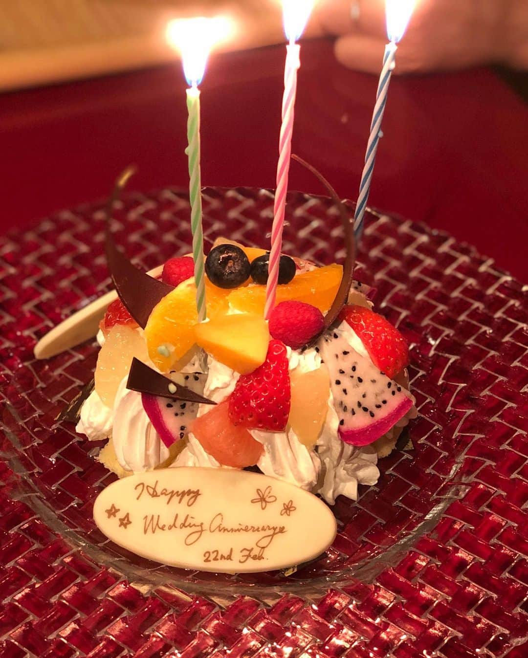 英玲奈さんのインスタグラム写真 - (英玲奈Instagram)「入籍記念日と私のお誕生日までお祝いしていただきました！ シャンパンとケーキをご用意いただいて、お部屋でイチゴを浮かべてゆっくりいただきました。 #皮婚式 ということで、夫にはメガネケースをプレゼントしました。 結婚してから高価なプレゼントを贈り合うことは少なくなりますが、 日々一緒の時間を過ごし、本当に欲しいだろうな、というものをプレゼント出来るのが夫婦の醍醐味ですね。  #記念日旅行 #夫と旅行 #夫婦旅行 #温泉旅館 #別邸千寿庵  #群馬」3月19日 12時02分 - erena_erenyan