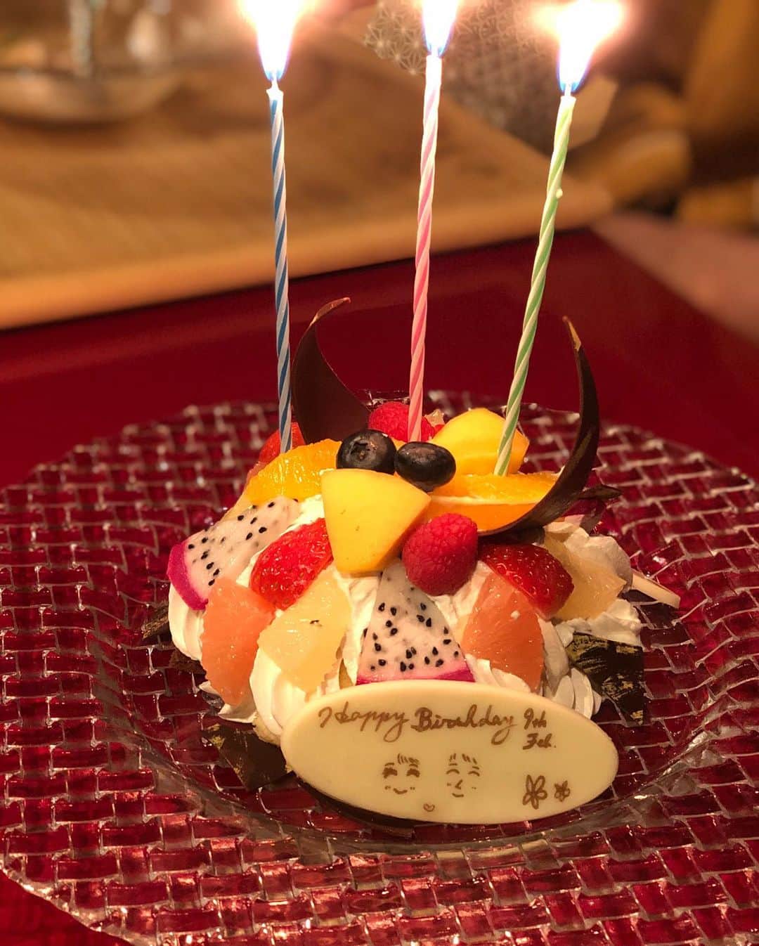 英玲奈さんのインスタグラム写真 - (英玲奈Instagram)「入籍記念日と私のお誕生日までお祝いしていただきました！ シャンパンとケーキをご用意いただいて、お部屋でイチゴを浮かべてゆっくりいただきました。 #皮婚式 ということで、夫にはメガネケースをプレゼントしました。 結婚してから高価なプレゼントを贈り合うことは少なくなりますが、 日々一緒の時間を過ごし、本当に欲しいだろうな、というものをプレゼント出来るのが夫婦の醍醐味ですね。  #記念日旅行 #夫と旅行 #夫婦旅行 #温泉旅館 #別邸千寿庵  #群馬」3月19日 12時02分 - erena_erenyan