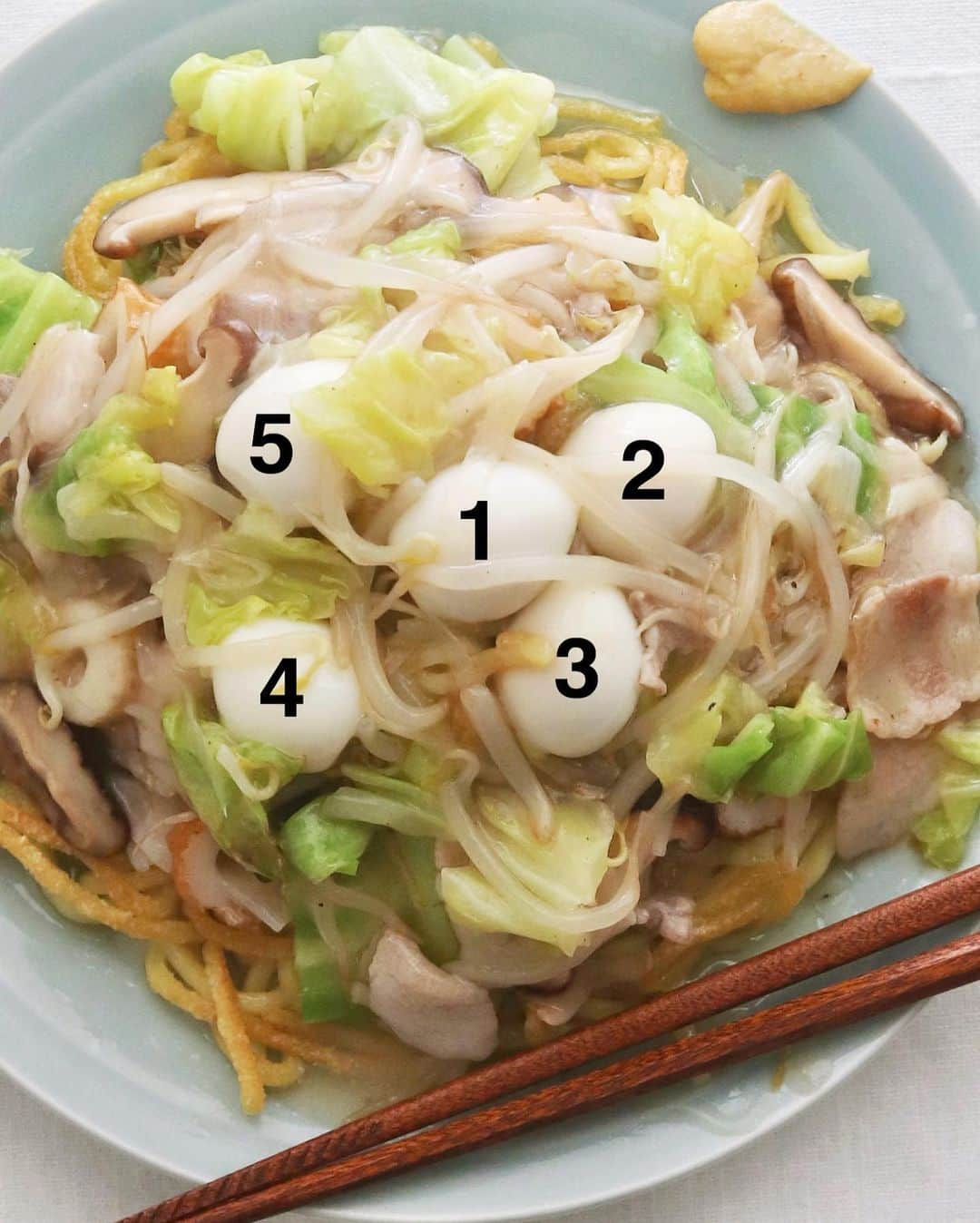 樋口正樹さんのインスタグラム写真 - (樋口正樹Instagram)「ankake yakisoba  昼は #在宅楽飯 で あんかけ焼きそば、 うずらの卵の多め！ . 今日のポイントは エビがなくてもね、 イカがなくてもね、 うずらの卵あれば 嬉しさが増し増し！ . 写真の２枚目では 数字をつけてみた。 食べ進む順番です。 どうでもいいけど😅 . 他の具材は豚バラ、 キャベツ、もやし、 葱、椎茸、ちくわ。 麺は太い麺を使用。 . . #安くて美味しい #お昼ごはん #あんかけ焼きそば #焼きそば #あんかけ #うずらの卵 ﻿#塩味 #おうちごはんLover ﻿#いつものいただきますを楽しく #yakisoba #ankakeyakisoba #樋口さんちで麺類」3月19日 12時01分 - higuccini