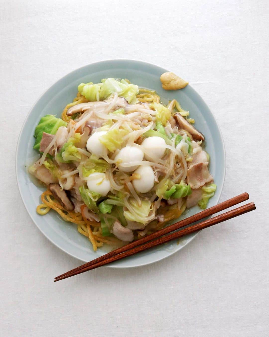 樋口正樹さんのインスタグラム写真 - (樋口正樹Instagram)「ankake yakisoba  昼は #在宅楽飯 で あんかけ焼きそば、 うずらの卵の多め！ . 今日のポイントは エビがなくてもね、 イカがなくてもね、 うずらの卵あれば 嬉しさが増し増し！ . 写真の２枚目では 数字をつけてみた。 食べ進む順番です。 どうでもいいけど😅 . 他の具材は豚バラ、 キャベツ、もやし、 葱、椎茸、ちくわ。 麺は太い麺を使用。 . . #安くて美味しい #お昼ごはん #あんかけ焼きそば #焼きそば #あんかけ #うずらの卵 ﻿#塩味 #おうちごはんLover ﻿#いつものいただきますを楽しく #yakisoba #ankakeyakisoba #樋口さんちで麺類」3月19日 12時01分 - higuccini