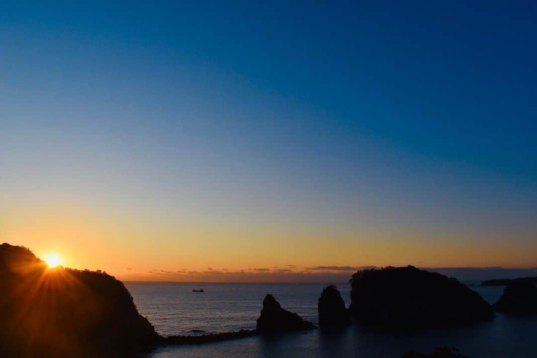 岡田ひとみ（ねんドル）さんのインスタグラム写真 - (岡田ひとみ（ねんドル）Instagram)「二月の夜明け #朝日#紀伊勝浦#旅#写真#一眼レフ#photoshoot#japan#japon#sunrise#ocean#」3月19日 11時53分 - hitomi_nendol