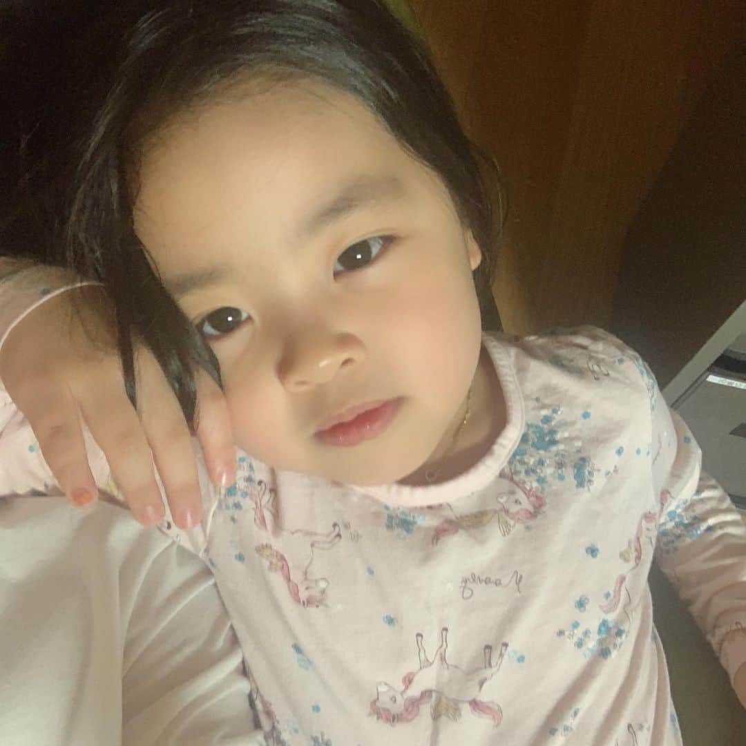 イ・ユンジのインスタグラム：「내복입고...그윽하지마 ❤️ #좋은소식들려오는하루이고싶다」