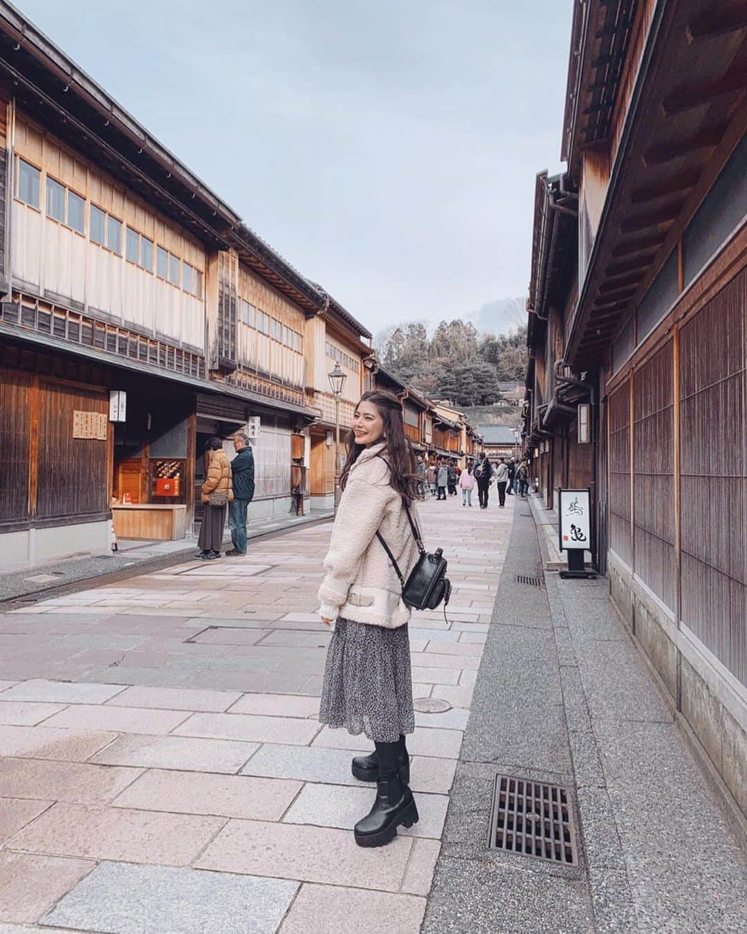 畑有里紗さんのインスタグラム写真 - (畑有里紗Instagram)「ひがし茶屋街🏯 . 昔ながらの街並みと美味しいスイーツや ランチのお店が建ち並ぶ通り👣 . ランチは近江町市場で食べた後、 ひがし茶屋に移動したのですが スイーツだけで3軒も回りました！笑 . お芋スイーツがたくさんある #農家屋カフェ へ☕️ 最近出来たところみたいなのですが 早くも人気でお店が混雑してました😊 . 私たちはスイートポテトと ソフトクリーム.バウムクーヘンのセット🍠 全部お芋の味♡ 濃厚で美味しかった〜！！！ 他にもソフトクリームの単品や プリンやシフォンケーキもあったよ🧁 . 金沢に行く際は何個かお店巡ってみてください＾＾ . .  #金沢#kanazawa#石川県#誕生日旅行#夫婦#ありーとしょーちゃん#ひがし茶屋街#夫婦旅行#旅行好き#国内旅行#金沢旅行#農家屋カフェ#農家屋ぽてと#金沢グルメ#金沢カフェ#ひがし茶屋街カフェ」3月19日 12時04分 - arii_m36