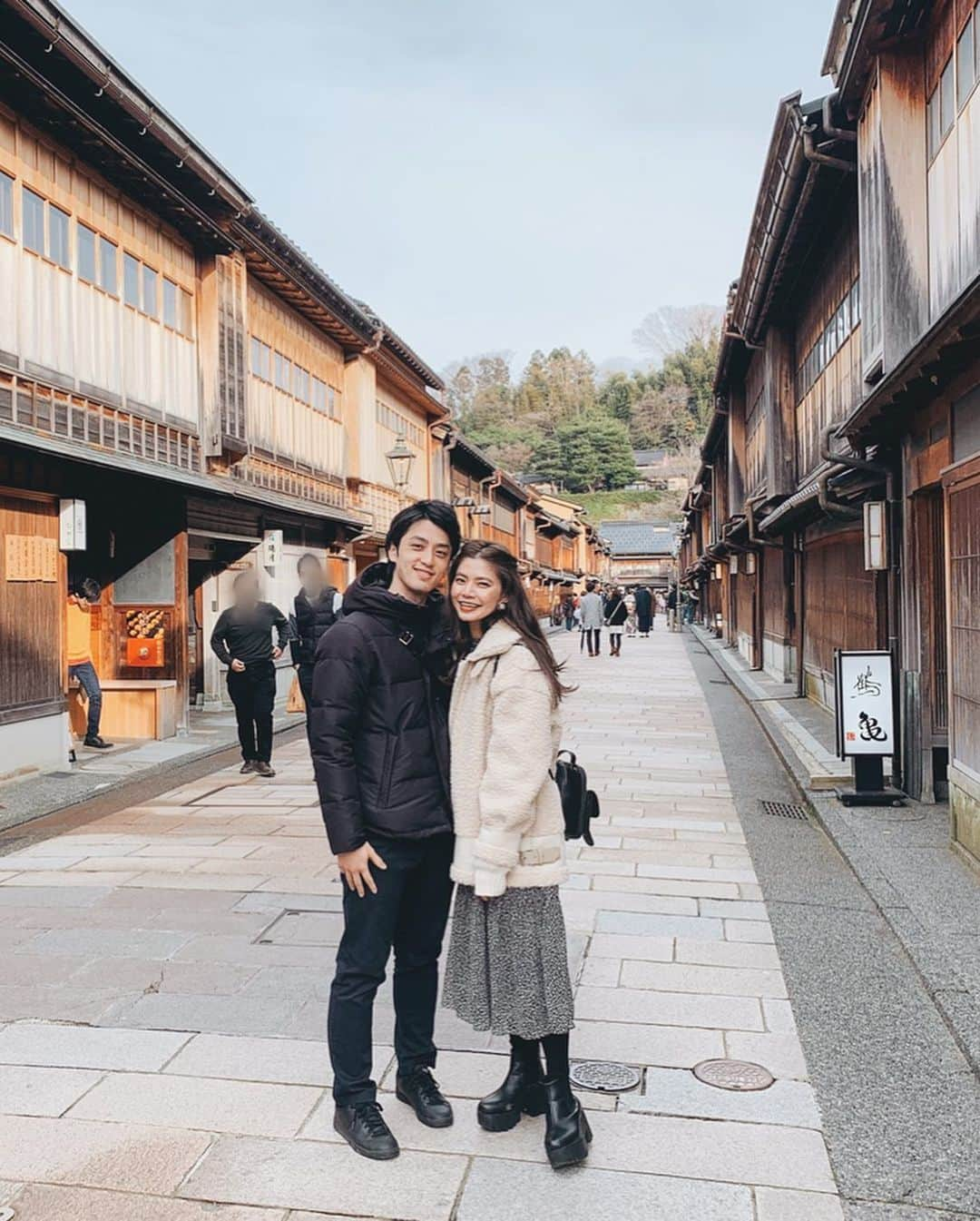 畑有里紗さんのインスタグラム写真 - (畑有里紗Instagram)「ひがし茶屋街🏯 . 昔ながらの街並みと美味しいスイーツや ランチのお店が建ち並ぶ通り👣 . ランチは近江町市場で食べた後、 ひがし茶屋に移動したのですが スイーツだけで3軒も回りました！笑 . お芋スイーツがたくさんある #農家屋カフェ へ☕️ 最近出来たところみたいなのですが 早くも人気でお店が混雑してました😊 . 私たちはスイートポテトと ソフトクリーム.バウムクーヘンのセット🍠 全部お芋の味♡ 濃厚で美味しかった〜！！！ 他にもソフトクリームの単品や プリンやシフォンケーキもあったよ🧁 . 金沢に行く際は何個かお店巡ってみてください＾＾ . .  #金沢#kanazawa#石川県#誕生日旅行#夫婦#ありーとしょーちゃん#ひがし茶屋街#夫婦旅行#旅行好き#国内旅行#金沢旅行#農家屋カフェ#農家屋ぽてと#金沢グルメ#金沢カフェ#ひがし茶屋街カフェ」3月19日 12時04分 - arii_m36