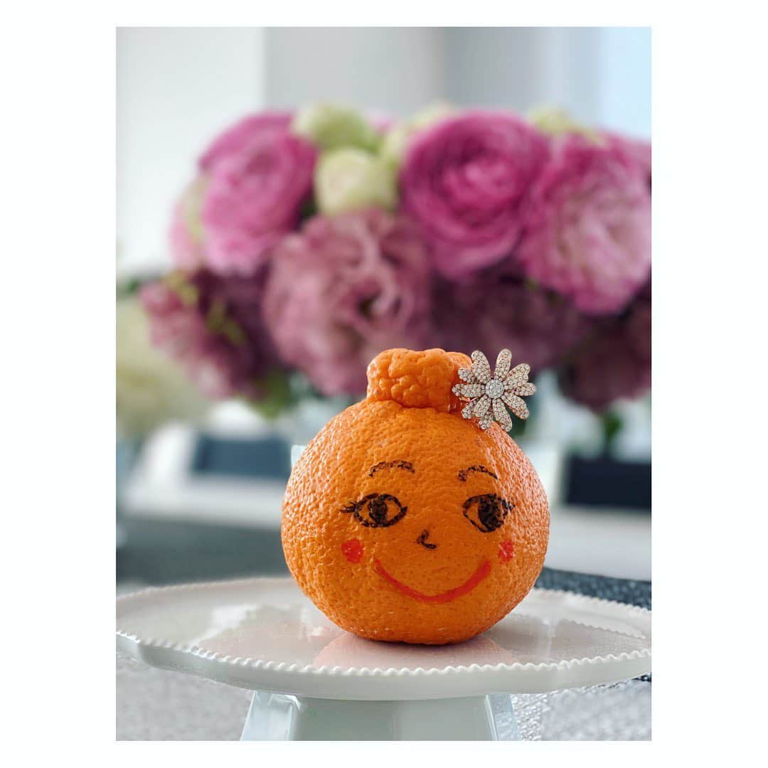 望月理恵さんのインスタグラム写真 - (望月理恵Instagram)「デコポンってなんでこんなに 美味しいんだろう〜。 そして、なんでいつも 顔を描きたくなるんだろう〜。 #デコポン#みかんアート #アートなのか #柑橘類が好き#はっさく#デコポン#金柑 #せとか#紅まどんな#bijoudem #fruits #orange」3月19日 12時20分 - mochiee28