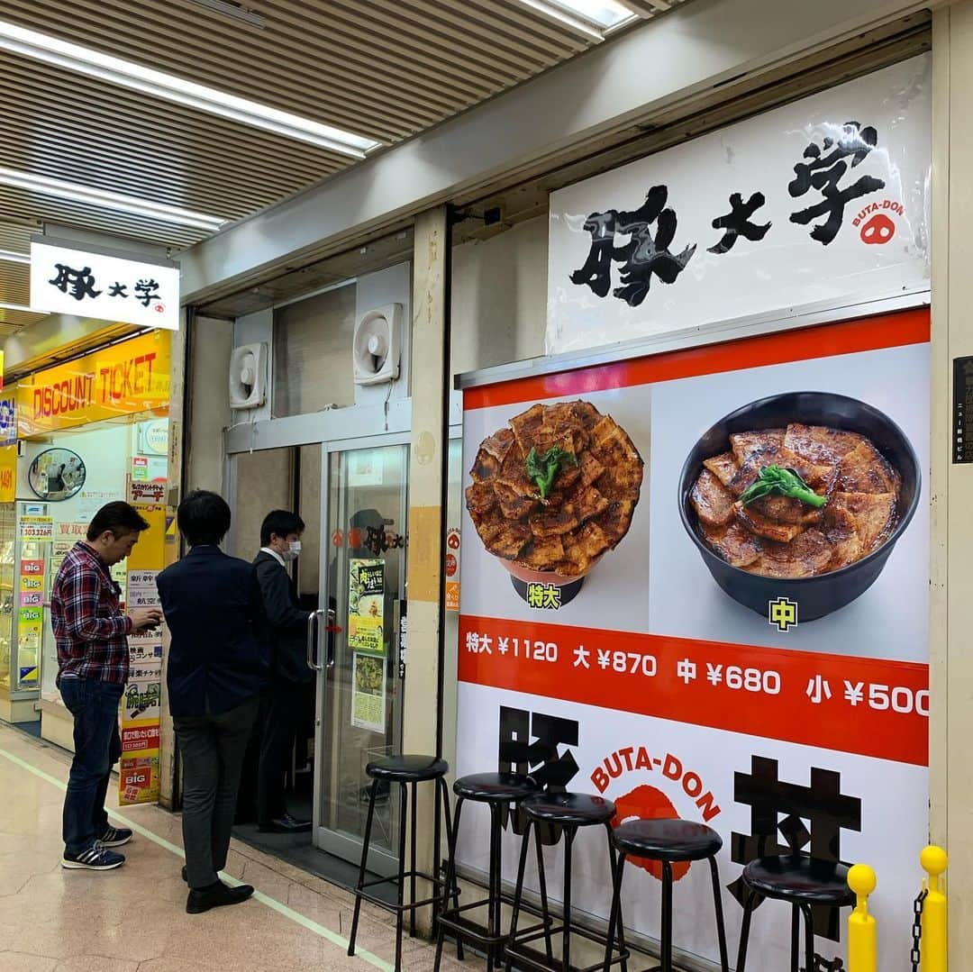 くろさんのインスタグラム写真 - (くろInstagram)「豚丼(小)🐷🍚500円 ニュー新橋ビルも人気店は少しだけ並んでますな #豚丼 #豚丼小 #豚大学 #豚大学新橋店 #豚大学新橋校舎 #ワンコインランチ #新橋ランチ #ニュー新橋ビルランチ #ニュー新橋ビル #ニュー新橋ビル1階 #🐷🍚 #朝のスタバ代の方が高いw」3月19日 12時22分 - m6bmw