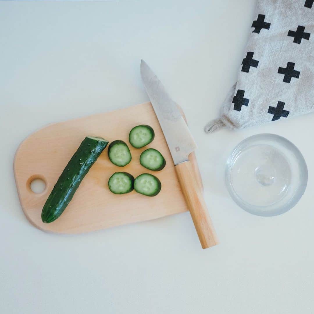 北欧、暮らしの道具店さんのインスタグラム写真 - (北欧、暮らしの道具店Instagram)「【スタッフ愛用中】余った野菜でささっと一品完成！ 食卓にもそのまま出せる「浅漬鉢」 . - - - - - - - - - - - - 特別な工程やレシピは必要なし！ 冷蔵庫にあるいつものお野菜で 手軽に浅漬けが出来上がる「KINTOの浅漬鉢」。 . 今回は、愛用中だというスタッフに その使い方を聞いてみました◎ . - - - - - - - - - - - - ■ バイヤー石谷 - - - - - - - - - - - - 「簡単で、ささっと作れるのが なによりの嬉しいポイントです！ 特に忙しい平日は、 『帰ったら冷蔵庫に一品ある！』と思えて、 気持ちが楽になります〜◎ . ちなみに、わたしは普段 こんな風にして使っています。↓ . - - - - - - - - - - - - - - - - - - - - - - - - その❶：定番！ お塩と、味付けを加えて - - - - - - - - - - - - - - - - - - - - - - - -  基本は野菜を切って、お塩と 一緒に入れるだけでOK！ わたしは、味がしっかりついている方が好みなので、 だし汁や塩昆布、柚子胡椒などを足すことが多いです。  味が薄いときは、食卓でちょっとお醤油を足したり。 自分好みの味付けに変えられるのも、 浅漬けの魅力です。 . - - - - - - - - - - - - - - - - - - - - - - - - その❷：きゅうりは、ちょっぴり中華風に - - - - - - - - - - - - - - - - - - - - - - - -  きゅうりは、塩昆布と唐辛子、 そしてごま油をかけてちょっぴり 中華風に食べるのが好きです。  これがまた、ビールに合うんですよね〜◎ . - - - - - - - - - - - - - - - - - - - - - - - - その❸：余ったサラダを、ピクルスに - - - - - - - - - - - - - - - - - - - - - - - -  食べきれなかったサラダは、市販のお酢を使って、 ピクルスにしておけばちょっぴり長持ち！ 重石のおかげで味がしみやすいので、 お酢は少量でもOKでした。 付け合わせに重宝しています◎ . 個人的には、テーブルに置いたときの佇まいは、 小さいほうが可愛くて好みです！  ちなみにSサイズは、茄子が2/3入るくらい。 まるまる 1本使いたかったり、 ほかの野菜も混ぜたい方はMサイズがおすすめです」 . - - - - - - - - - - - - KINTO / 浅漬鉢 / S ・M . ▶お買いものはプロフィールのリンクからどうぞ→@hokuoh_kurashi ・ #kitchen#kitchendesign#kitchenware#food#foodstagram#KINTO#キントー#野菜#浅漬け#漬け物#ピクルス#簡単レシピ#朝食#キッチン#ごはん#昼ごはん#ランチ#お弁当#シンプル#シンプルライフ#シンプルデザイン#暮らしを楽しむ#日々の暮らし#北欧#暮らし#北欧暮らしの道具店」3月19日 12時30分 - hokuoh_kurashi