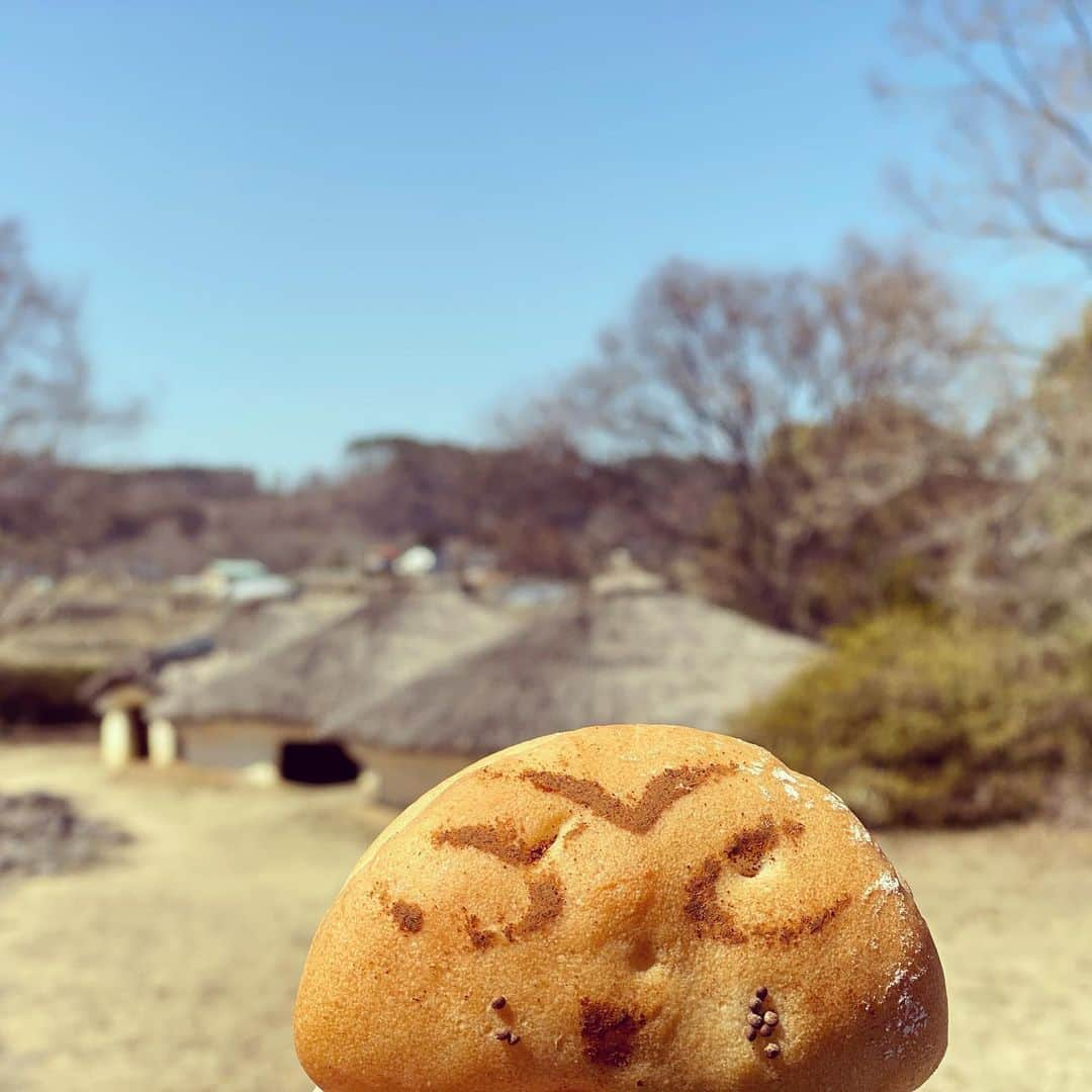 japantripのインスタグラム：「暖かい日は、外でランチです。  #金生遺跡  #遺跡 #日本遺産 #縄文  #山梨県 #星降る中部高地の縄文世界  #myunseenjapan  #unseenjapan  #unseenjapantrip  #unseenjapan🇯🇵 #myfavoriteplace  #北杜市  #instatrip  #カメラ女子  #カメラ女子旅  #カメラ好きな人と繋がりたい  #カメラ好き  #カメラ旅 #tokyocameraclub  #tokyocameragirls  #東京カメラガールズ #japantrip #japantravel #instapic  #ベーカリールーブル  #子宝の女神ラヴィ  #南アルプス  #unseenjapanphoto  #unseenjapantrip #myfavoriteplace  #myfavorite」