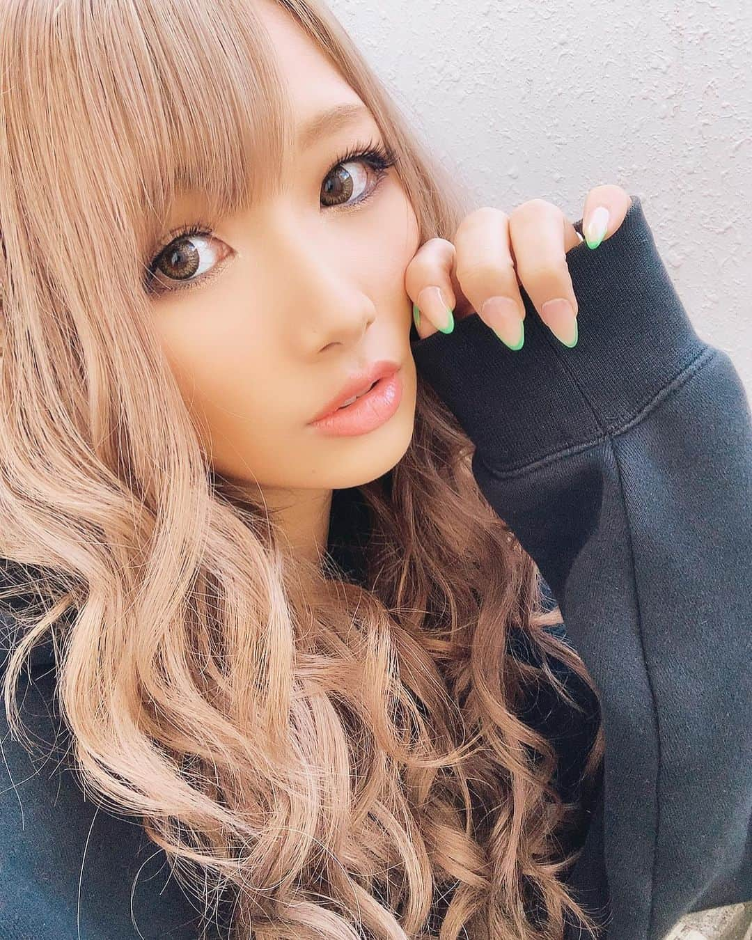 高橋由真さんのインスタグラム写真 - (高橋由真Instagram)「NEW NAIL💅💚💚💚 . 先端フレンチでネオングリーン❤️😍 @kawasaki0033 さんに今回もやって頂きました🤤✨ . シンプルなのに目立つからカワヨ🥺 グリーン以外の部分は透け感のあるベージュで馴染みも良き！ 伸びても分かりにくいから長持ちさせたいんだあ〜💚 . @kawasaki0033 さんのネイルサロンではネイリストさんも募集してるみたいなので、横浜近辺で求人サロン探してる方はGO🏃‍♀️💨💨 . ネイルやりたい方はホットペッパー から予約するとお得にできるよ💚 . . さあ！NEW NAIL＆NEW HAIRで撮影頑張ってくるよ∩^ω^∩❤️ NEW HAIRはまた紹介するね😋 . . . #nail #ネイル #先端フレンチ #フレンチネイル #ネオングリーン #透け感ネイル #上大岡 #スカルプネイル #ジェルネイル」3月19日 12時30分 - yumachi1021