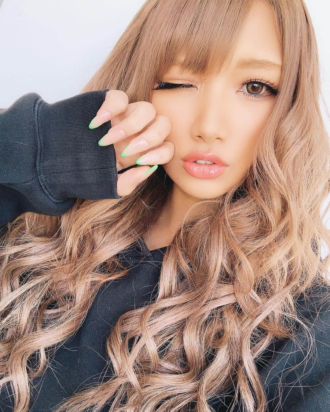 高橋由真さんのインスタグラム写真 - (高橋由真Instagram)「NEW NAIL💅💚💚💚 . 先端フレンチでネオングリーン❤️😍 @kawasaki0033 さんに今回もやって頂きました🤤✨ . シンプルなのに目立つからカワヨ🥺 グリーン以外の部分は透け感のあるベージュで馴染みも良き！ 伸びても分かりにくいから長持ちさせたいんだあ〜💚 . @kawasaki0033 さんのネイルサロンではネイリストさんも募集してるみたいなので、横浜近辺で求人サロン探してる方はGO🏃‍♀️💨💨 . ネイルやりたい方はホットペッパー から予約するとお得にできるよ💚 . . さあ！NEW NAIL＆NEW HAIRで撮影頑張ってくるよ∩^ω^∩❤️ NEW HAIRはまた紹介するね😋 . . . #nail #ネイル #先端フレンチ #フレンチネイル #ネオングリーン #透け感ネイル #上大岡 #スカルプネイル #ジェルネイル」3月19日 12時30分 - yumachi1021