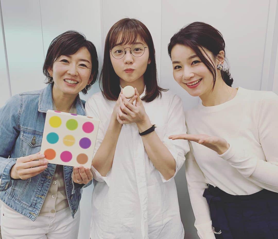 須黒清華のインスタグラム：「ホワイトデーにマカロンを頂いたので、アナウンス部の可愛い後輩たちと❤️ (私はすっぴんのため写ってません笑) . オシャレ番長、頭の回転早すぎる秋元アナ 明るすぎるパワーでみんなに元気をくれる狩野アナ 癒し系だけどしっかりものの新人田中アナ . いくら考えても、なかなか共通点のない3人でした🤔 #happywhiteday #ホワイトデー #マカロン #テレ東アナウンサー #秋元玲奈 #狩野恵里 #田中瞳」