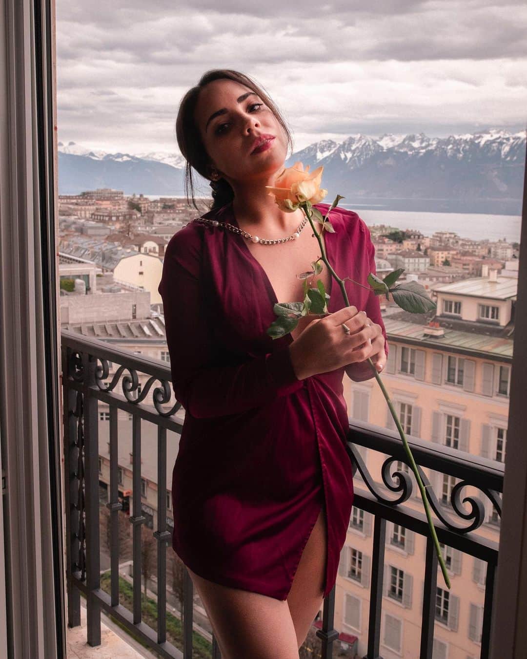 Katy Esquivelのインスタグラム：「La vida es una colección de momentos y este es uno que me trae muchos recuerdos 🌹 . Regresé a Lausanne después de 5 años y sentí como si no hubiera pasado ni un solo día ❤️ Esta ciudad siempre tendrá un espacio muy grande en mi corazón y me fui contenta al llevarme esta foto como recuerdo (aparte de mucho chocolate 😂). Merci @lausannepalace por recibirnos con los brazos abiertos y consentirnos con una vista tan mágica 🏔」