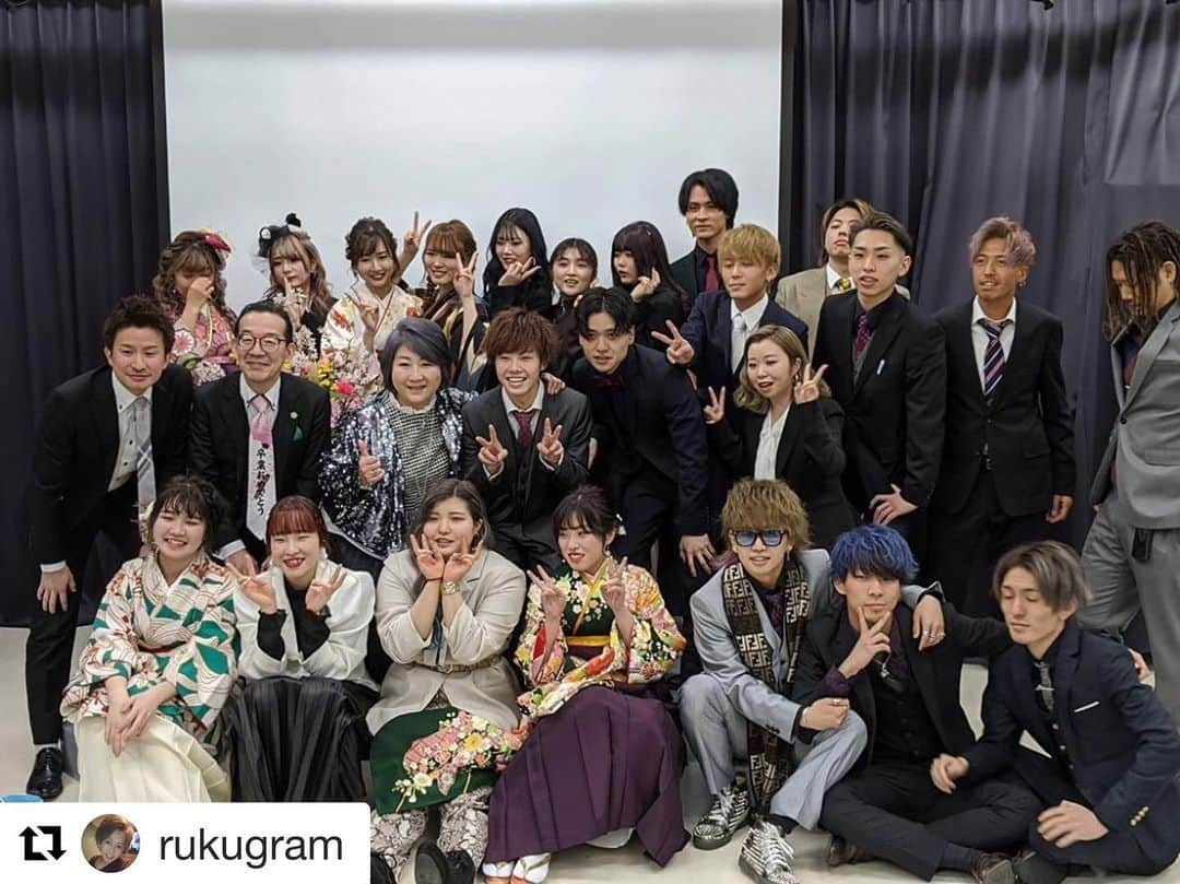 東京ベルエポック美容専門学校さんのインスタグラム写真 - (東京ベルエポック美容専門学校Instagram)「卒業おめでとう🌸 Repost @rukugram with @get_repost ・・・ ㊗️無事に美容師実践科卒業しました㊗️ 長かったようで短かったなぁ。  実践科のみんな本当にありがとう！！！ これからはそれぞれの場所で輝いていこうね😈  #美容師#美容学生 #卒業#卒業式#東京ベルエポック美容専門学校#東ベル#実践科#スーツ#yumikatsura #美容専門学校東ベル」3月19日 12時53分 - tokyo_belle