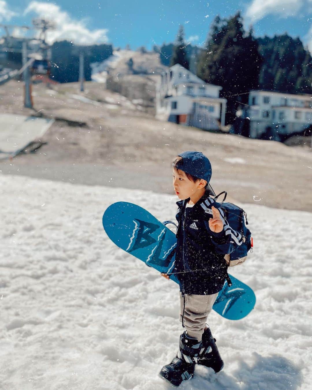 高橋菜摘さんのインスタグラム写真 - (高橋菜摘Instagram)「. 我が家の冬の居場所 📍 @montblanc_ishiuchi が 今シーズン最後の営業とのことで スノーボード滑り納めTrip🏂 _______________ #snowboarding #snowboard #snow #trip  #kidssnowboard #kidsfashion #boy #snowtrip #5yearsold #snowboardkids #adidas #japan」3月19日 12時55分 - natsu128