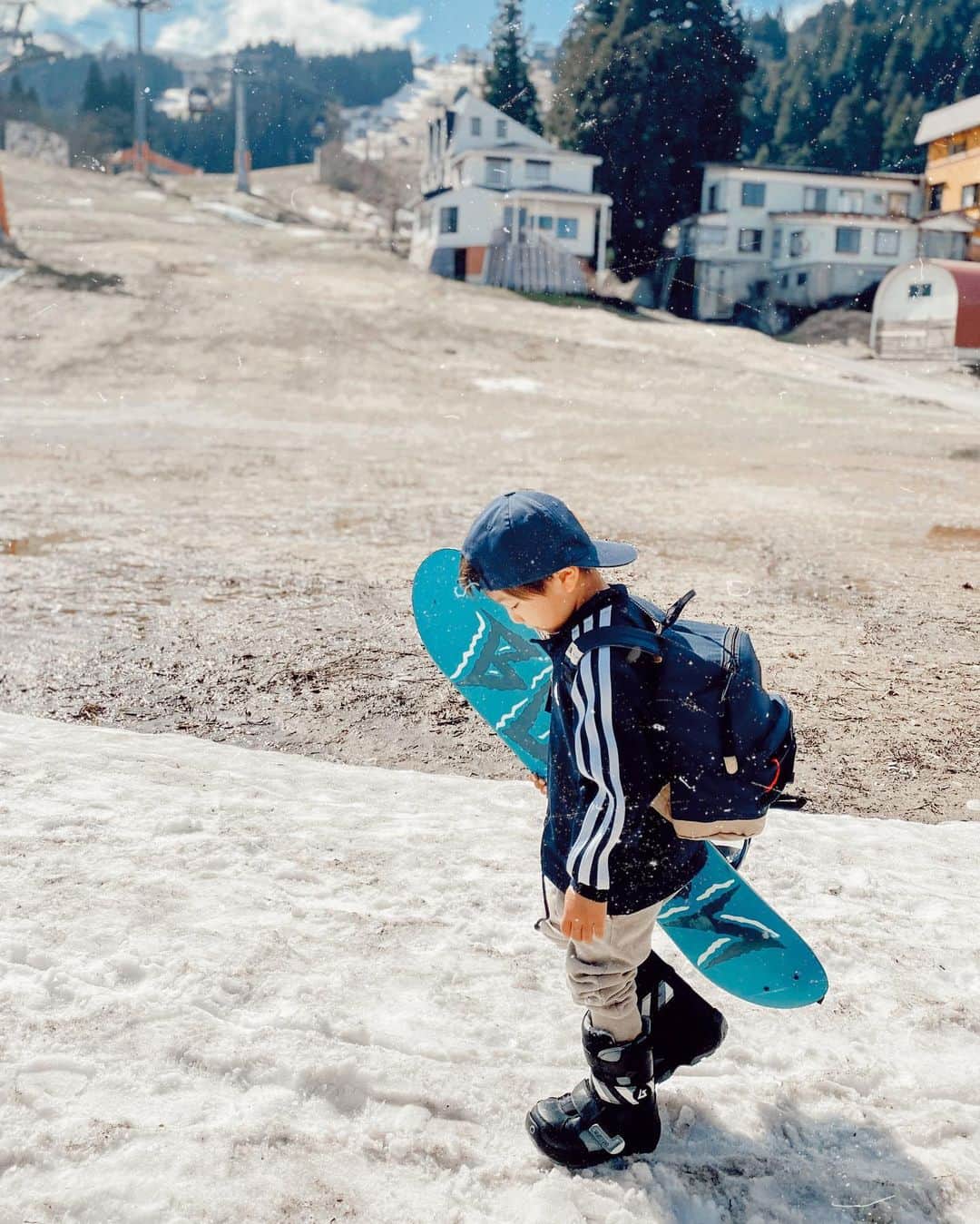 高橋菜摘さんのインスタグラム写真 - (高橋菜摘Instagram)「. 我が家の冬の居場所 📍 @montblanc_ishiuchi が 今シーズン最後の営業とのことで スノーボード滑り納めTrip🏂 _______________ #snowboarding #snowboard #snow #trip  #kidssnowboard #kidsfashion #boy #snowtrip #5yearsold #snowboardkids #adidas #japan」3月19日 12時55分 - natsu128