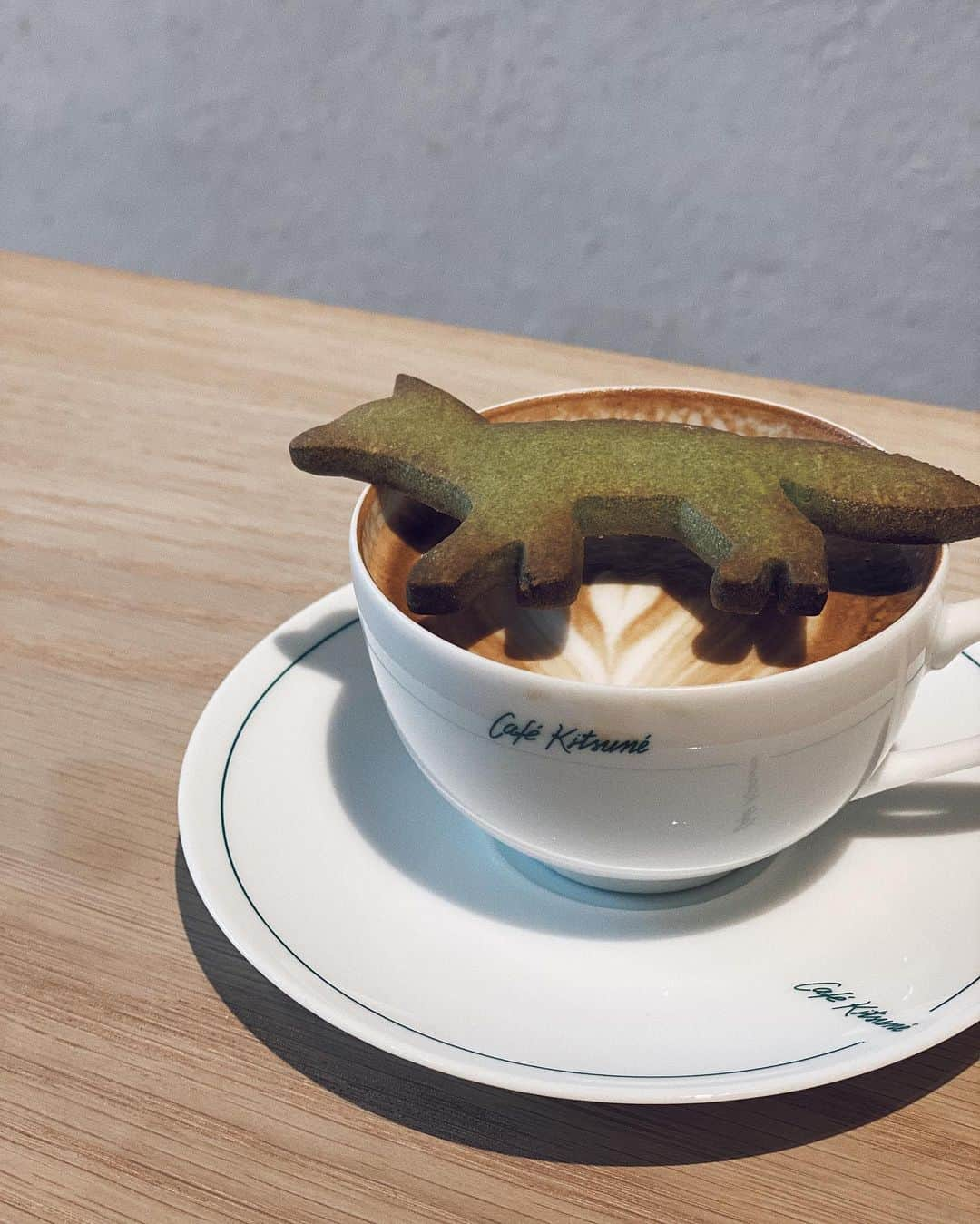 翁安芸さんのインスタグラム写真 - (翁安芸Instagram)「Matcha  fox shaped sablé🦊🍵 #matcha #kitsune #kitsunecafe #aoyama #breaktime」3月19日 12時57分 - akinyc