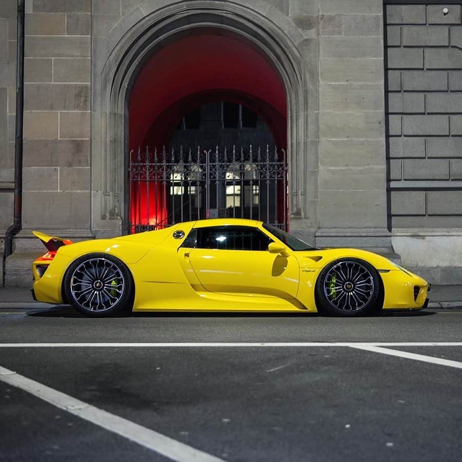 CARLiFESTYLEさんのインスタグラム写真 - (CARLiFESTYLEInstagram)「Slammed Porsche 918. 👍🏼or👎🏼? Photo @srs_swissrichstreets #carlifestyle #918spyder」3月19日 13時06分 - carlifestyle