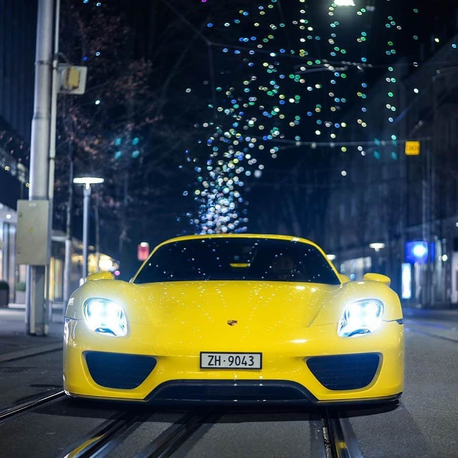 CARLiFESTYLEさんのインスタグラム写真 - (CARLiFESTYLEInstagram)「Slammed Porsche 918. 👍🏼or👎🏼? Photo @srs_swissrichstreets #carlifestyle #918spyder」3月19日 13時06分 - carlifestyle