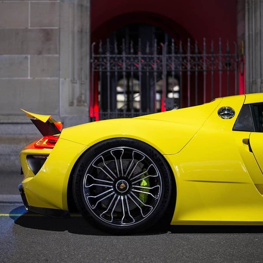 CARLiFESTYLEさんのインスタグラム写真 - (CARLiFESTYLEInstagram)「Slammed Porsche 918. 👍🏼or👎🏼? Photo @srs_swissrichstreets #carlifestyle #918spyder」3月19日 13時06分 - carlifestyle