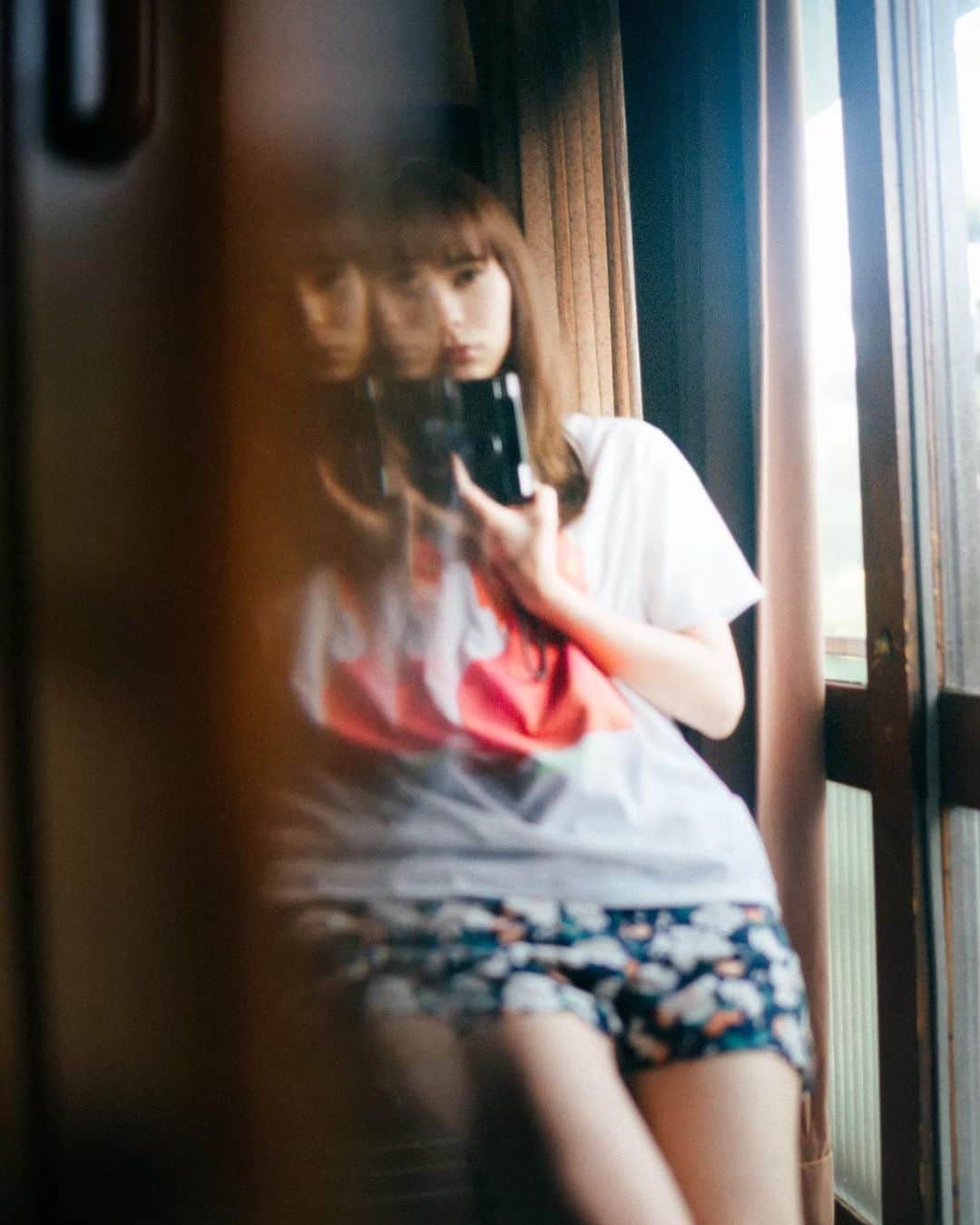 天音里菜さんのインスタグラム写真 - (天音里菜Instagram)「⚡︎ 結局探し物は見つからずだったよーーー。 しかたない！！ ⠀ 今日は、アレを撮ります。アレ。 アレです。 たのしみ、ひひひ。 ⠀ ⠀ ⠀  #フィルター越しの私の世界#カメラ女子#東京カメラ倶楽部#pics_film#film#フィルムに恋してる#フィルム#コンパクトカメラ#フィルムカメラ#filmcamera#フィルム部#フィルム写真普及委員会#film_jp#film_com#film_cam#filmphotography#フィルム写真#film_japan#生活とフィルム#film365life #screen_archive#でこぼこ写真部#その瞬間に物語を#幸せな瞬間をもっと世界に#何気ない瞬間を残したい#儚くて何処か愛おしい様な#スクリーンに恋して#into_the_screen」3月19日 13時10分 - rin_a_mn
