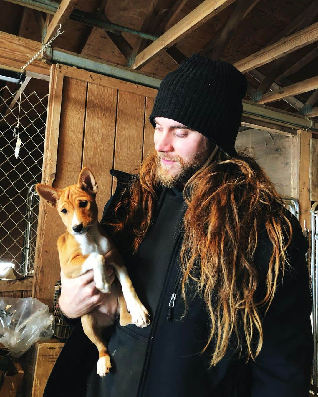 モデル、ブロック・オハーンのインスタグラム：「Found a new quarantine buddy. 😍  Scroll right to see how I thought I outsmarted her by attaching her to my belt so I could eat.  Then she figured out how to play tug of war. And outsmarted me.. haha  Well played.. 🐕」