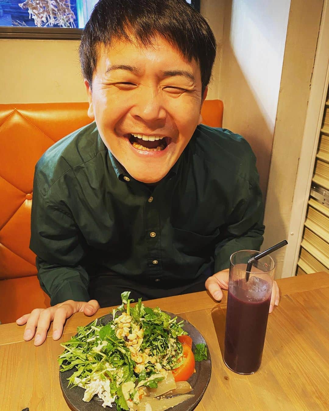 ノブ さんのインスタグラム写真 - (ノブ Instagram)「グリーンデイ。サラダ。アサイー。 ダイエットはつらい。こんな時は 佐藤栞ちゃんくらい笑おう。 #どこが #顔でかい #アイコラか #下の歯が小さい」3月19日 13時26分 - noboomanzaishi