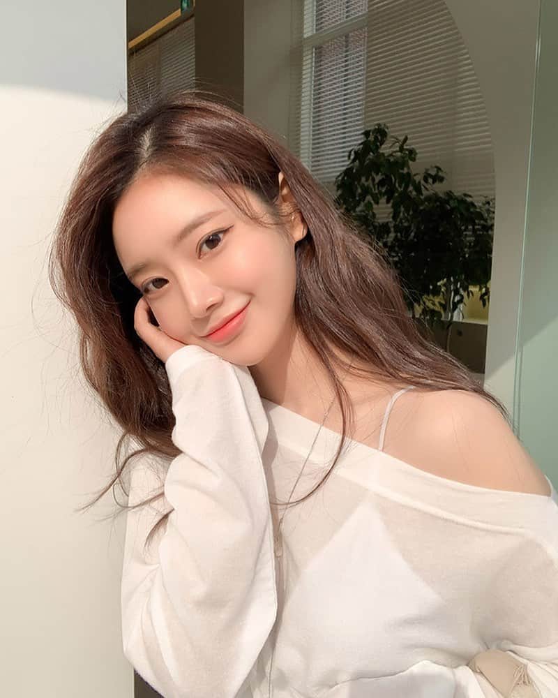 Chuuのインスタグラム：「어깨라인 예뻐보이는 입술넥 티셔츠✨믿고 입는 츄메이드!」