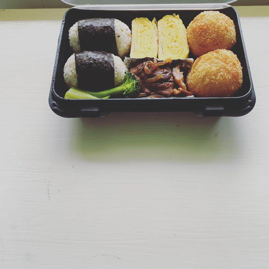 のインスタグラム：「げーーー。昨晩コロッケでも作ろうかとスーパーに行ったら挽肉がない。空っぽの棚もちらほら。奪い合いではないけれど、食べるのが大好きなハワイ住民、まずごはん💡と買い込んでいるに違いない。だからこの島には美味しい物が溢れているし、きっと友人知人の分も買っといてあげよう、って感じなのかもしれない。家にあったポルチギースソーセージを刻んでミンチの代用、いい味がでてコロッケが美味しく仕上がり逆に良かったわい。今朝はせっせとお弁当にして近所に配る。時間あるんでね。お返しに大きなピザ、ぶどうパン、あと船の修理をやっている知り合いからマグロ、蒸したさつまいもなどが届く。いつも通りのことなんだけど、どんなときも助け合い、物が行ったり来たり、板についた親切は気持ちよくすっと受け入れられるもの。報道で「ハワイ大変！」に見えますが、空っぽのスーパーの裏にはいつものハワイがある。ご心配をおかけしていますが、みんなが我慢してちゃんと治った日本のように、ハワイももう少しの辛抱かな。#hawaii#3月18日2020年」