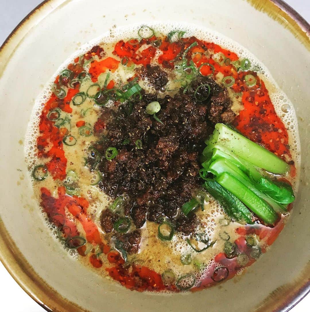 桜井誠のインスタグラム：「お昼は自家製坦々麺 前にとって冷凍しておいた鶏ガラスープを使って、胡麻とカシューナッツを炒って太白ごま油とミキサーした芝麻醤と、焼豚タレ、酢、砂糖。 炒醬と小松菜をあしらって、自家製ラー油をたっぷり。 仕上げは花山椒粉 優しい味で美味しくできました。 #坦々麺　#坦々麺レシピ　#桜井食堂」