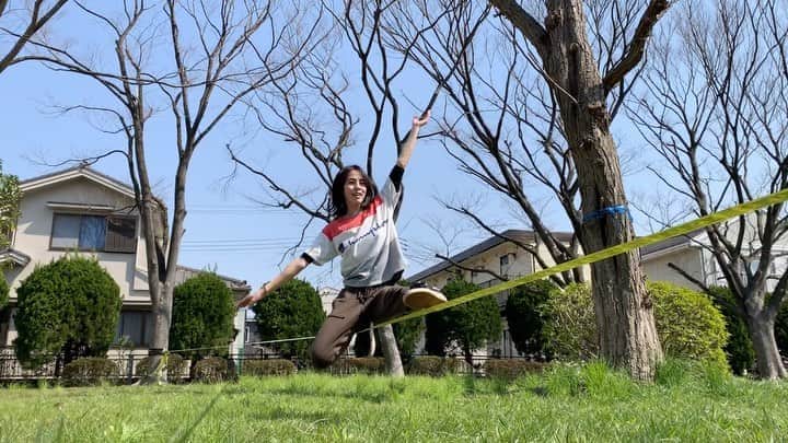 のインスタグラム：「Hopping & Static 🐵🐵 . . 低め長め緩めのラインで 母に娘を預けて30分だけ⭐️ 天気も良くて気持ちよかった！ . . @gibbonslacklines  @gibbonjapan  @karadafactory  @champion_japan . . #スラックライン #slackline #トリックライン #trickline #jibline #gibbonslacklines #ママアスリート #女の子ママ #ヨガ #yoga #ピラティス #体幹トレーニング #バランス」