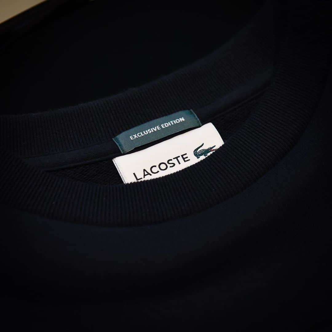 BEAMS MENさんのインスタグラム写真 - (BEAMS MENInstagram)「LACOSTE×BEAMS  ビームスでも根強い人気を誇るラコステとの別注。新作は綿100%で、ややルーズなフィットに設定したクルーネックスウェットを展開します。フロントを飾るオーバル型のロゴは、過去のアーカイブをもとに新たに制作し、ラコステを象徴するワニの中にも“lacoste”の文字を挿入。また、定番である刺繍のワニロゴを首裏に配しており、背中に主張がある点もポイントです。刺繍ロゴ以外を全て同色で仕上げることでラコステらしい上品さをしっかりと残し、様々なコーディネートに溶け込む一着となっています。  #lacoste  #beams」3月19日 13時55分 - beams_mens_casual