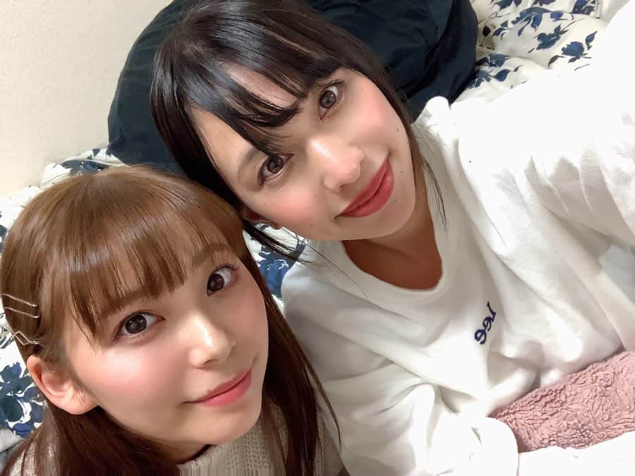 七尾カンナのインスタグラム：「. . 26歳の会🕺🏻🕺🏻 . 昨日はみやりちゃんと七尾🏠で手巻き寿司ぱーてぃーしたよん！略しててまぱ！🍣 . ちゃんと作ったのはお吸い物くらいで、手巻き寿司って楽チンでめちゃくちゃ美味しからだいすき🥺💞 . . そしてわたしはいまから大阪に行って、そのあと佐世保に帰省するよん！ . いま新幹線乗ってるんだけど、新幹線から景色観るの大好きで、このまま色んな所行ってみたいな〜って考えちゃう💭 . 個人的に香川と鳥取に行ってみたい！ 香川でうどん食べて鳥取の砂丘見たいな〜🤔💞 とか考えつつ大阪でたこ焼き食べてきます🐙笑 . . . #宮崎里奈 ちゃん #手巻き寿司パーティー #ホームパーティー #おうちごはん #手巻き寿司 #クッキングラム #献立 #七尾めし #フォローミー」