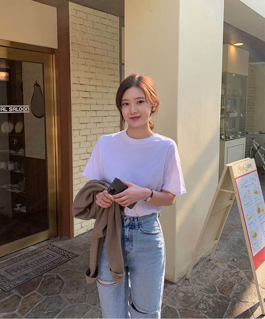 Chuuのインスタグラム：「이것이 바로 흰티에 청바지가 잘 어울리는 고론 느낌이쥬🤔✨ 일주일 코디 걱정 덜어주는 8가지 컬러에 착한 가격까지! 언능 츄에서 만나보세요!」