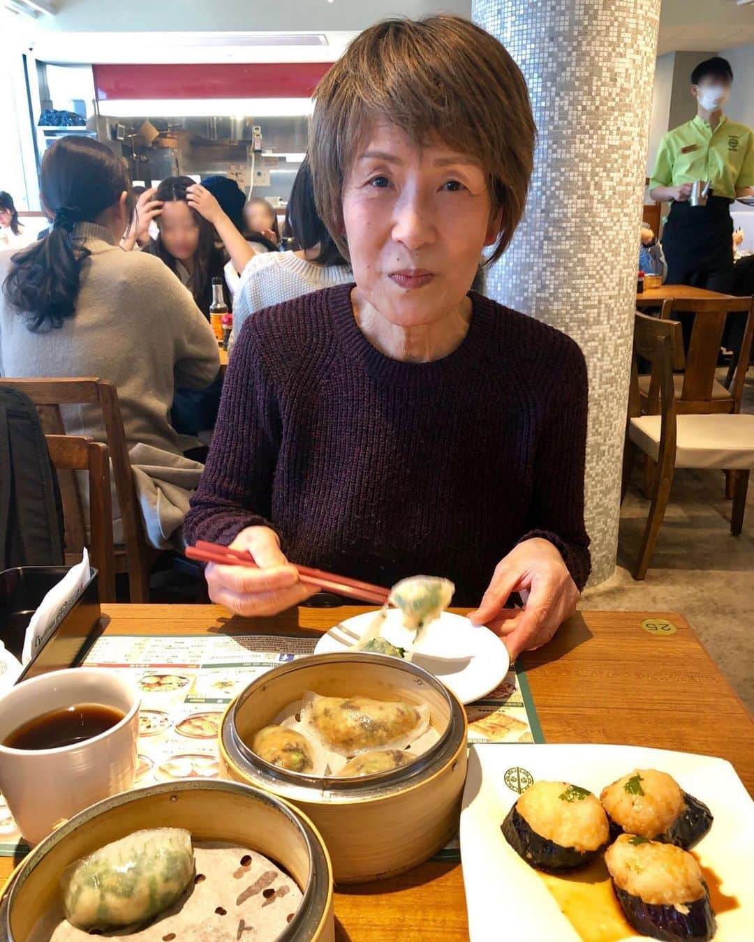 Cooking with Dogさんのインスタグラム写真 - (Cooking with DogInstagram)「Chef👩‍🍳 enjoys delicious Hong Kong dim sum!😋 シェフ美味しい香港点心を堪能中❣️ #dimsum #点心」3月19日 14時04分 - cookingwithdog