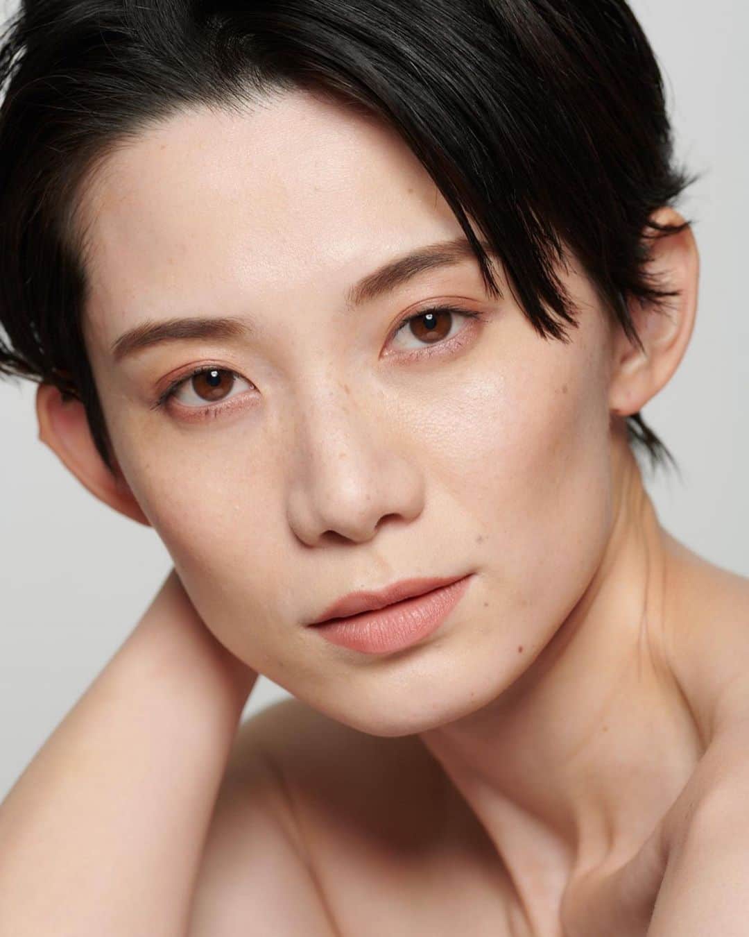 平山奈美のインスタグラム：「N A T U R A L 💄 . @ryo_chin_photography  @shun.matsumoto.0510 .  #ナチュラル #ショート #ショートヘア #ハンサムショート #ビューティー #メイクアップ #ヘアメイク #ポートレート #コンポジット #大人メイク #シンプル #ママ #男の子ママ #新米ママ」