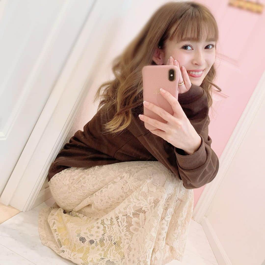 町田亜里香のインスタグラム：「インスタライブありがとう😊❤︎ いろんな話をリアルにしてしまうから いつもライブ残せなくてごめんなさい🙏🙏 お時間合う方は一緒に話しましょう☺️ 今日も、 可愛い〜細い〜って言ってくれたみんな❤︎ ありがとうっっ🥺🥺💓 そう言ってくれる優しいみんながいるから もっともっとと日々頑張れてます😶 いつもほんとにありがとう👶🏻🍼✨ . . . #ママコーデ #ママ #ママメイク  #28歳 #綺麗になりたい」