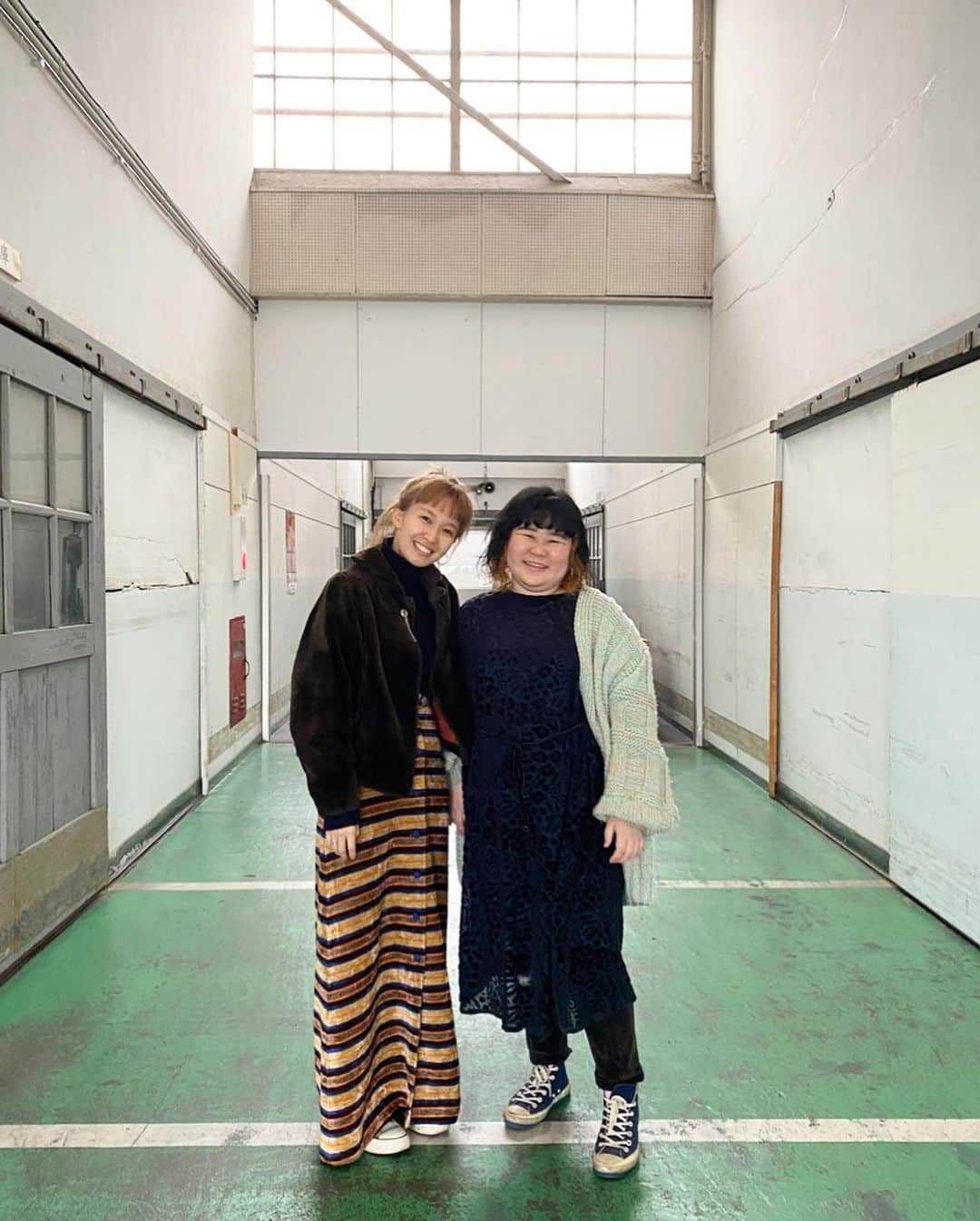 柴田紗希さんのインスタグラム写真 - (柴田紗希Instagram)「少し前に遡る出来事。。。 服が好きだからと、柴田の地元を見学したいと、友達と、お休みの日に東京から地元愛知県一宮市へ社会科見学に行きました。 出迎えてくれたのは毛織物を中心としてお洋服や小物を自分の生地を1からデザインして作っている日和ちゃん♡ @hiyorikojima  みんな服好きすぎて、あっという間に時が過ぎた ワクワクしながらあんなんできる、こんなんできるって 不思議な時間だったな 良い時間だったな 服が好きで、服の原点を知ることで、服1枚が出来上がる事を肉眼で目にすることで、楽しさを知るとともに、服を大切に着たいと思えます。 この1日で出会った濃ゆいもの 無駄にはしないぞ ここに書く事でその気持ちが倍増しています。 #尾州織物 #愛知県一宮市」3月19日 14時12分 - shibasaaki