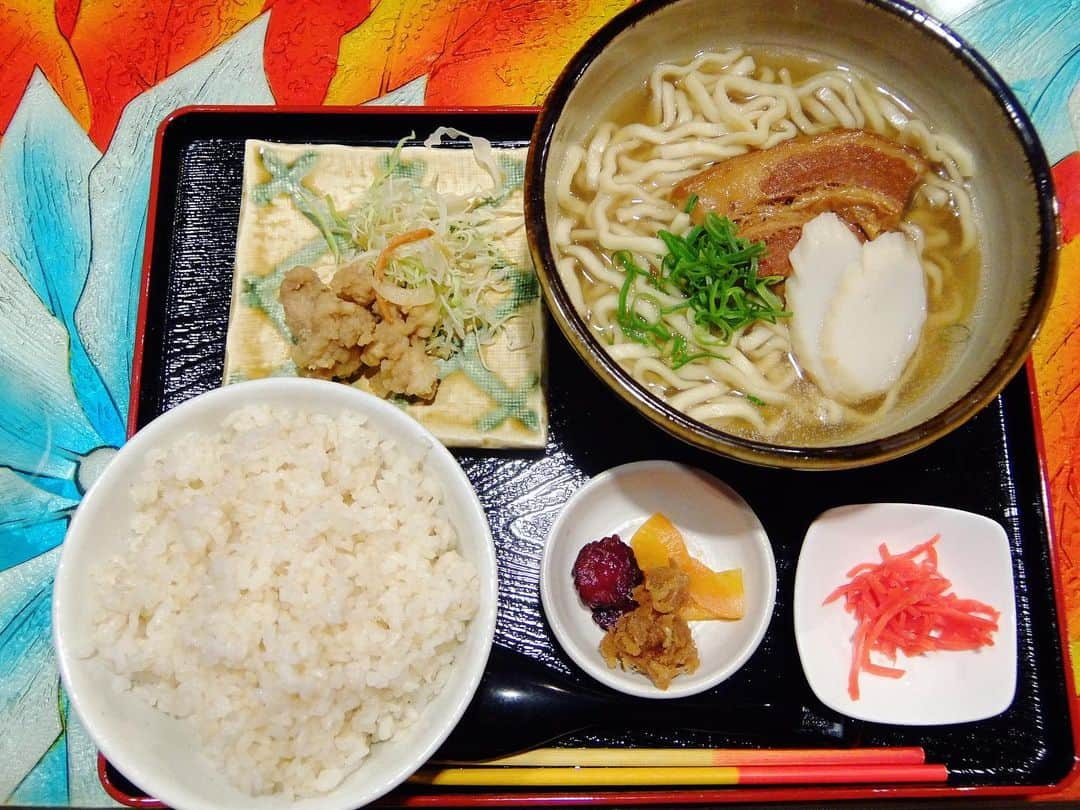 桂春雨さんのインスタグラム写真 - (桂春雨Instagram)「昼ごはん。仕事がキャンセルになって出掛ける必要の無い一日ですが、景気を刺激するために外食に出ました。 瓦町のソーキ家で『沖縄そば定食』。ごはんは大盛りです。お腹がいっぱいになったので、帰ってシエスタします。 #昼ごはん #ランチ #沖縄 #そば #沖縄そば #沖縄料理 #lunch #noodles #instafood」3月19日 14時09分 - harusamek