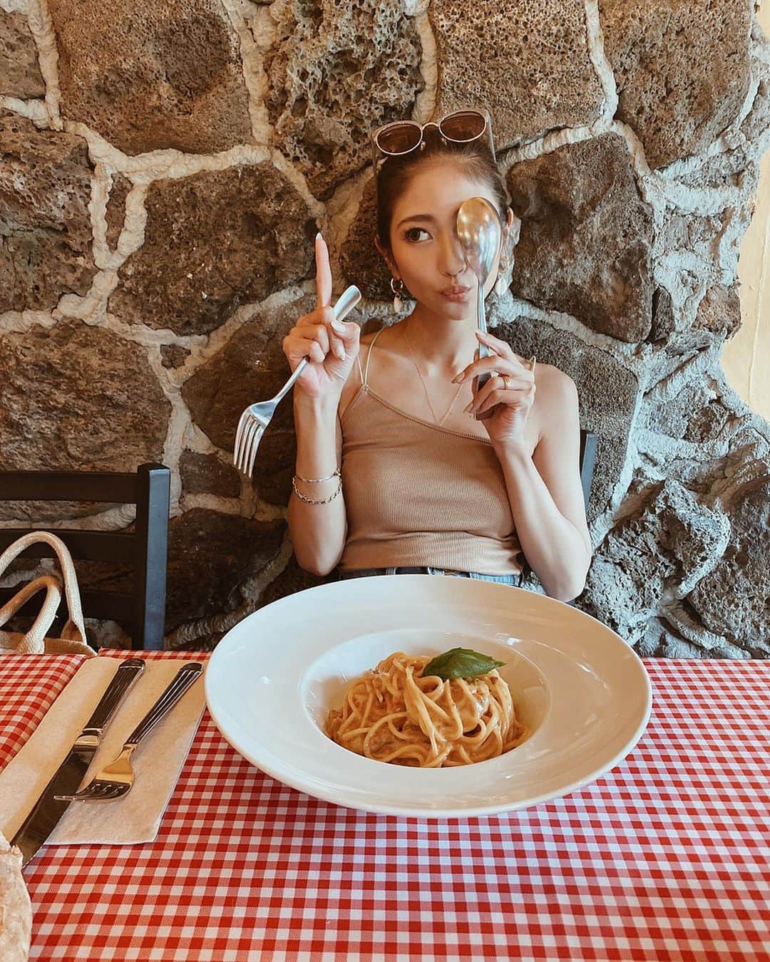 佐藤あずみのインスタグラム：「#arancino🍝🇮🇹 . 行ってきた！プリプリ海老のちょい辛アラビアータが美味しい！おすすめーーー🤍 ⚠︎写真はウニクリームパスタ。笑 . . . #視力検査かい #hawaii #travel #japanesegirl #waikiki #wedding #ハワイ #旅行  #ワイキキ #新婚旅行 #アランチーノ」