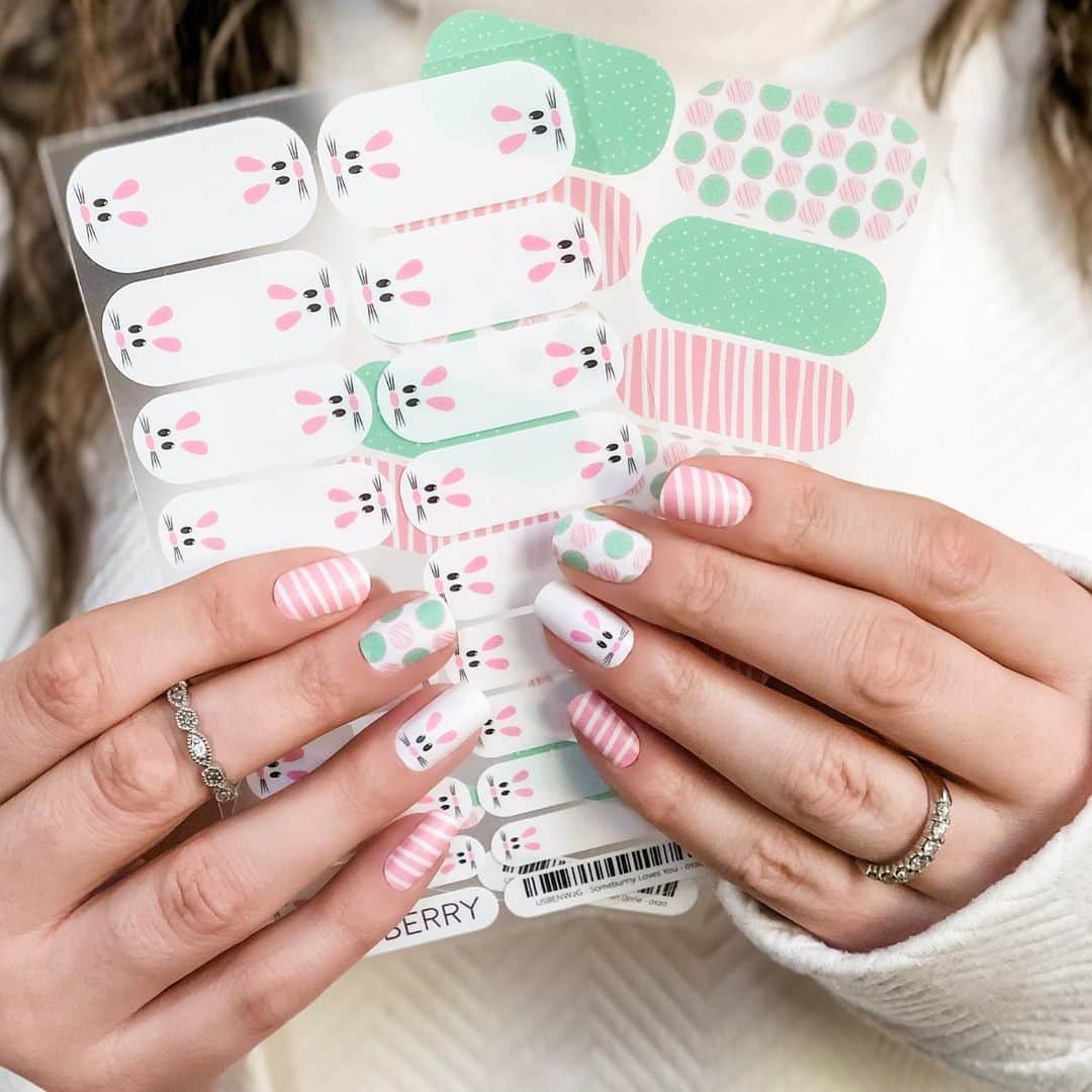 Jamberryのインスタグラム：「We can’t solve the current toilet paper “crisis”, but we sure can help you get ready for your upcoming Easter mani! 🐰🌸 Hop on over and take a look at these pastel prints perfect for getting in that egg-dying, hippity hoppity state of mind! ✨Apply like a PRO! Wash your hands before and after applying! ✨  #jamberry #jamberrynails #somebunnylovesyoujn #eastersaidthandonejn #jamberrynailwraps #easternails #easterbunny」