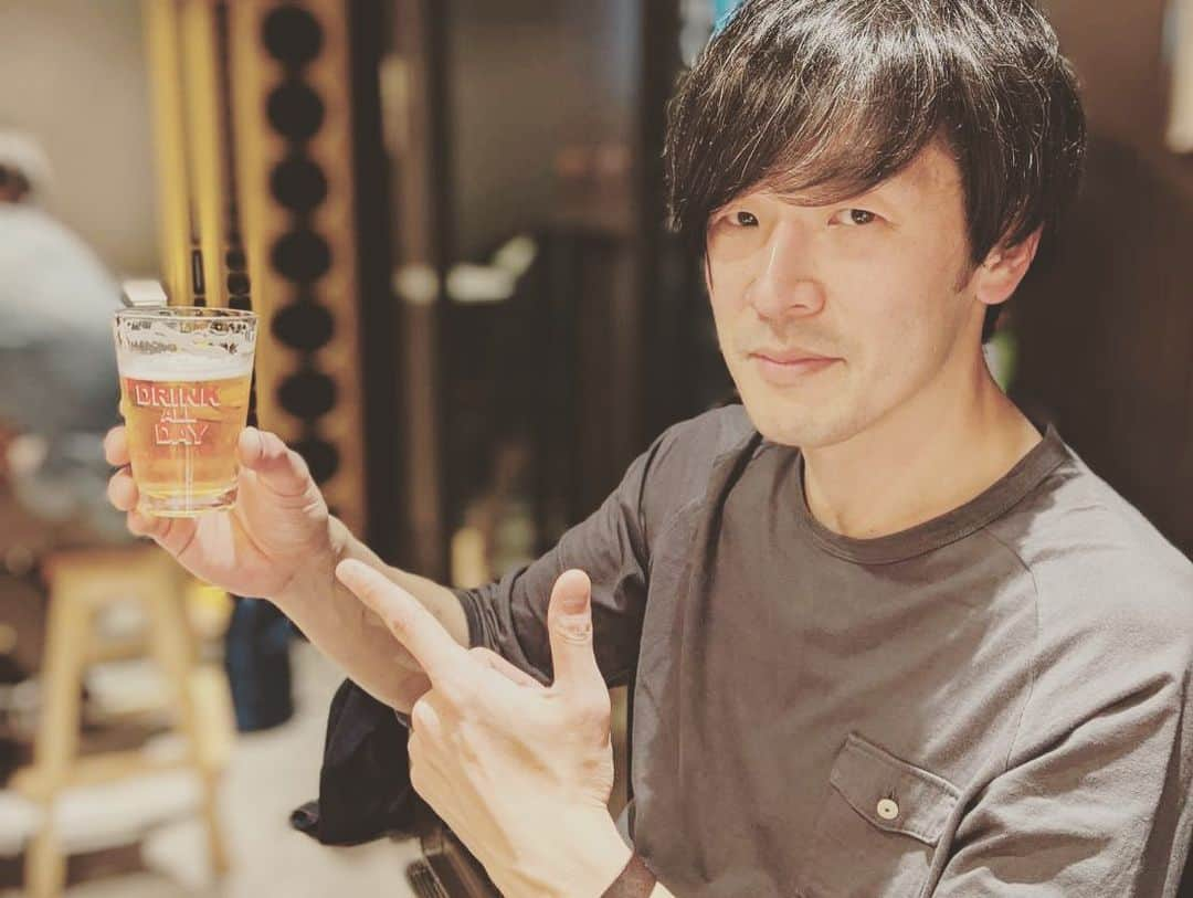 荒井岳史さんのインスタグラム写真 - (荒井岳史Instagram)「#craftrockbrewing にて行われた弾き語りライブ。#上上brothers も最高にカッコ良かった。  始まるまで結構緊張してたけど、歌い始めたら歌える喜びみたいなやつをヒシヒシと感じました。  ライブを行う事などについては今後更に議論が交わされていくんだろうけども、とにかく今夜は集まってくれた人達の顔を見て、こっちはとても幸せな気分になりました。集まってくれてありがとう。  当たり前は当たり前じゃないっていつも思ってるけど、やはり今日もそう改めて思える日でした。  機会を与えてくださった #craftrockbrewing さんと関わってくれた関係者の皆様に感謝します。ありがとうございました。  #荒井岳史」3月20日 1時11分 - takeshi_arai