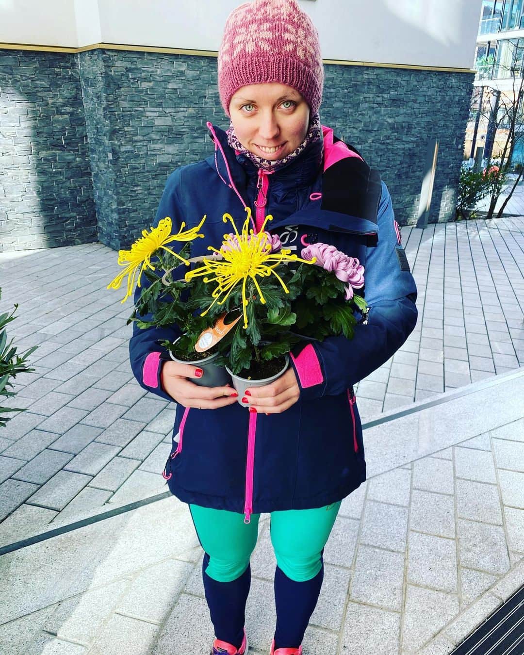 ティーネ・ティング・ヘルセットのインスタグラム：「Traff på @finnschjoll i dag! Fikk blomster og dro rett i butikken for å kjøpe mer! Løp og kjøp norske blomster - vi må støtte blomsterhandlerene og gartnere nå!  #blomsterfinn #norskegartnere #brydeg #medmennesker」