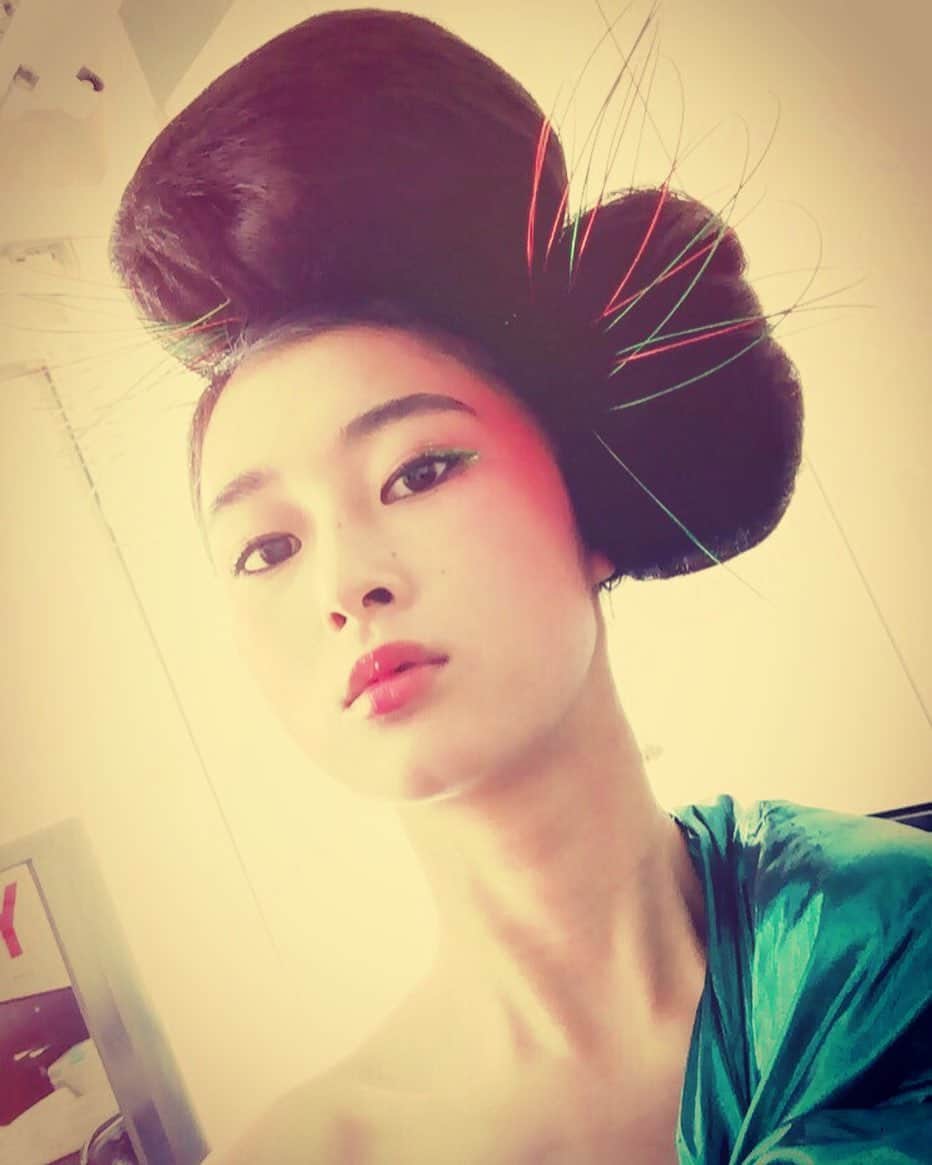 西山なずなのインスタグラム：「. ちょうど5年前 15歳の時に出たショーの写真📸😂 どんなコンセプトやったかいな？ 忘れちゃったけどすごいよね😳 ・ ・ #5年前 #思い出 #ショー #西山なずな #fiveyearsago #pic #fifteenish #memories #show #fashion #highimpact #asian #instagood #instadaily #follow4like #likeforlikes」