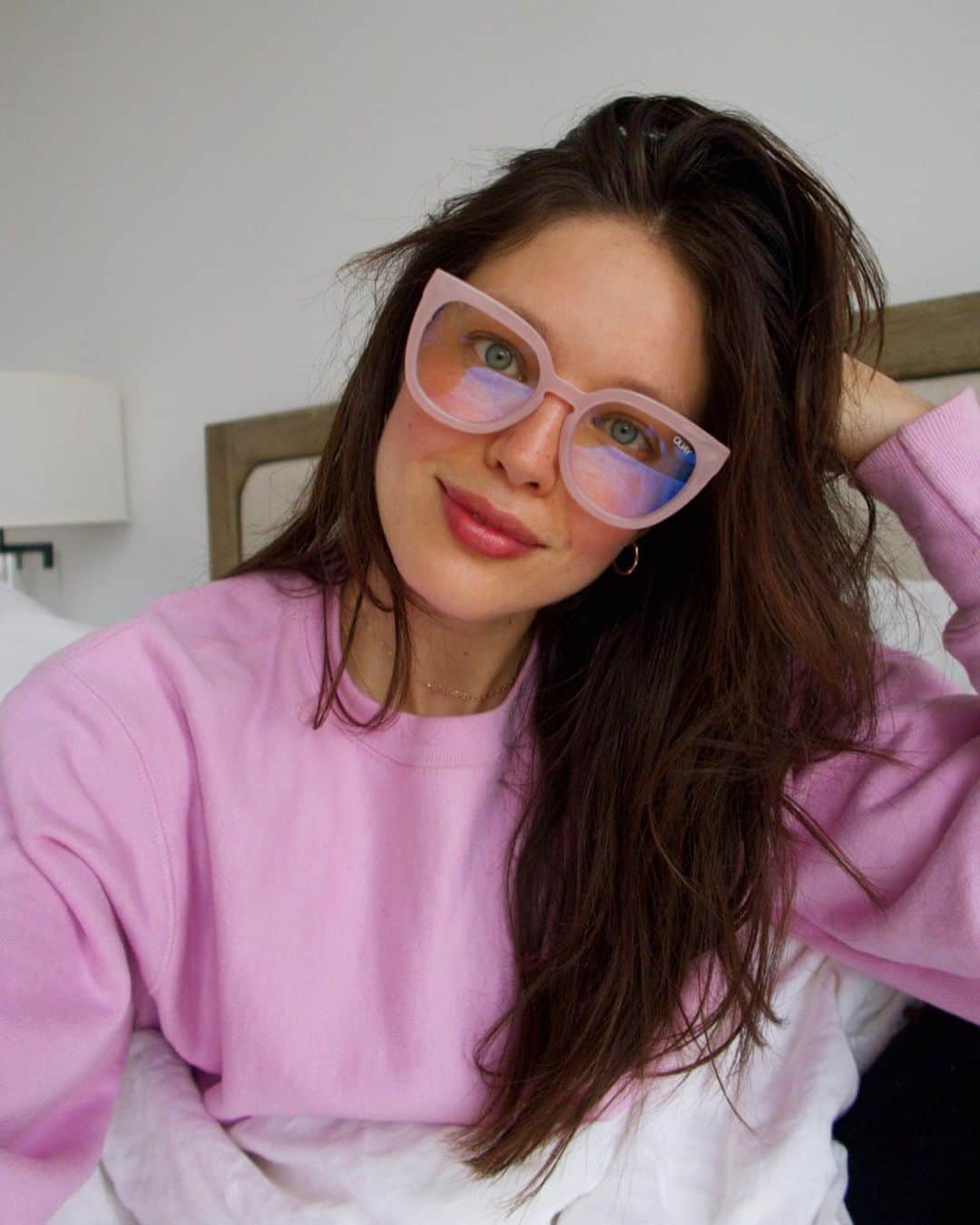 エミリー・DiDonatoのインスタグラム：「Sunday morning routine (pre-social distancing) is now live on my YouTube channel! 🍳  Link in BIO!  Hope this video can provide you some light hearted entertainment.  PS I’m aware these glasses and pink sweats are getting a lot of action during this time. We all cope with social distancing and the state of the world in our own way, okay? 😂」