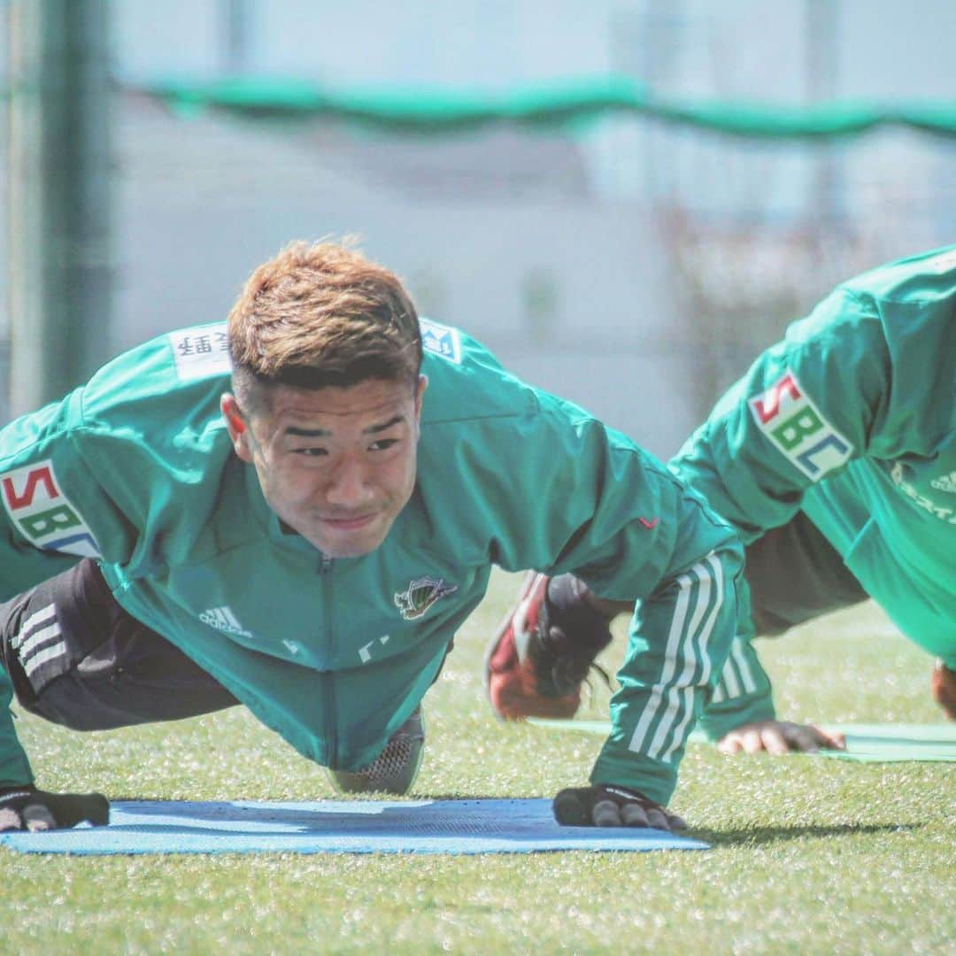 松本山雅FCさんのインスタグラム写真 - (松本山雅FCInstagram)「3.19 #todaystraining #体幹めっちゃきつい #yamaga #今日のトレーニング #高木利弥 #山田真夏斗」3月19日 23時46分 - matsumoto.yamagafc